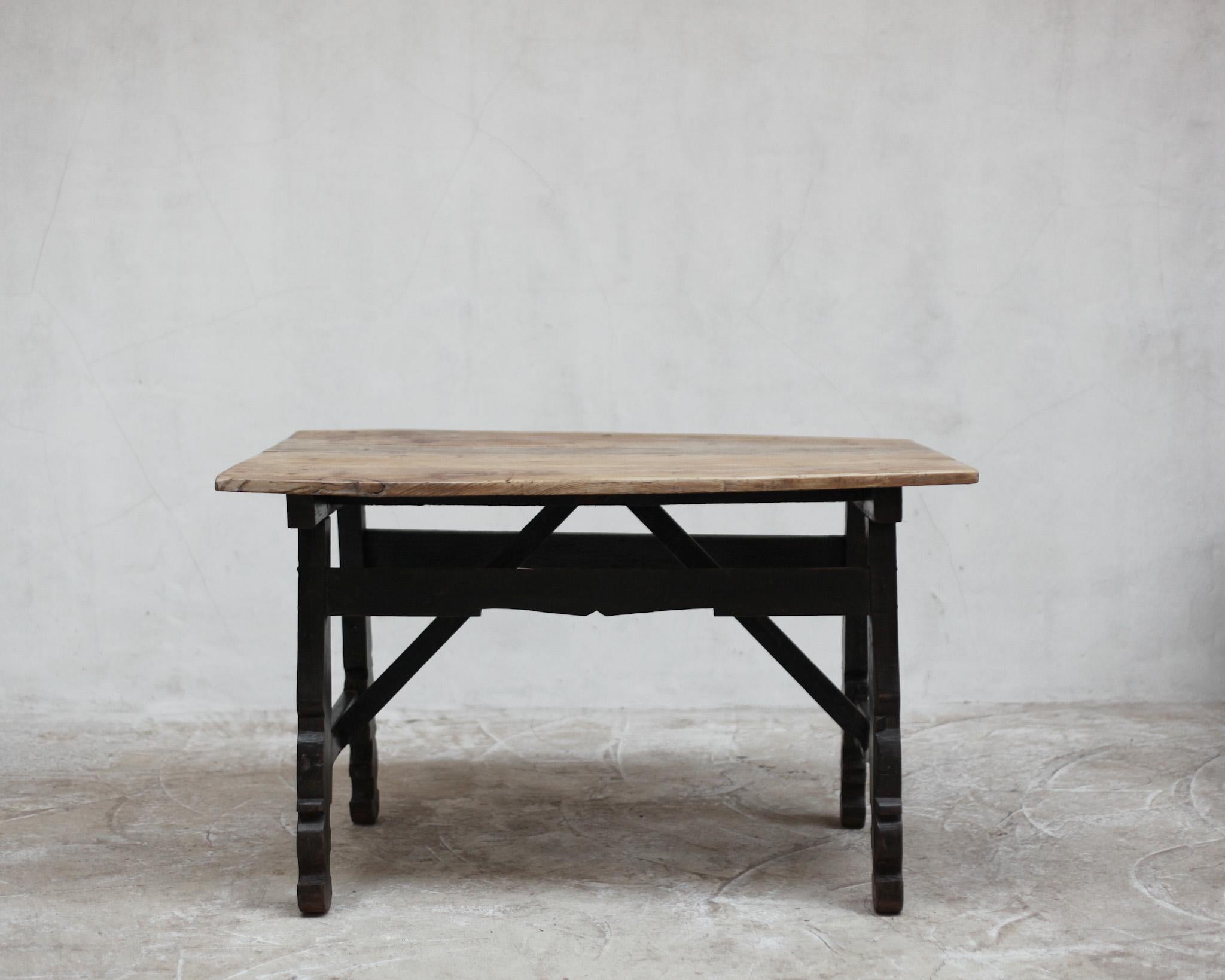  18th C. Vernacular Catalan Table In Good Condition For Sale In London, GB