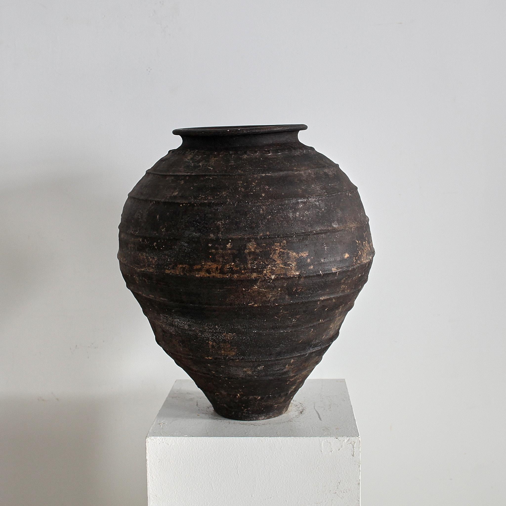 Un vaso in terracotta nera del XVIII secolo, pesantemente patinato, proveniente dal Portogallo settentrionale.

Originariamente veniva utilizzato per conservare l'olio o il vino.  