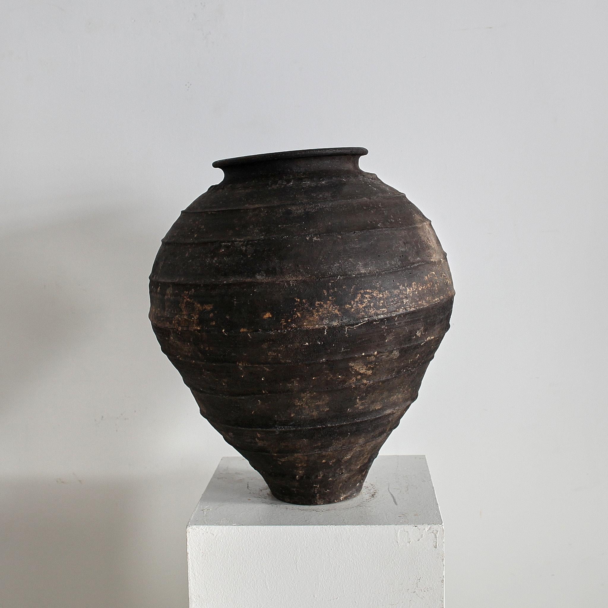 Portoghese Vaso portoghese in terracotta nera del 18° secolo Wabi Sabi Primitivo in vendita