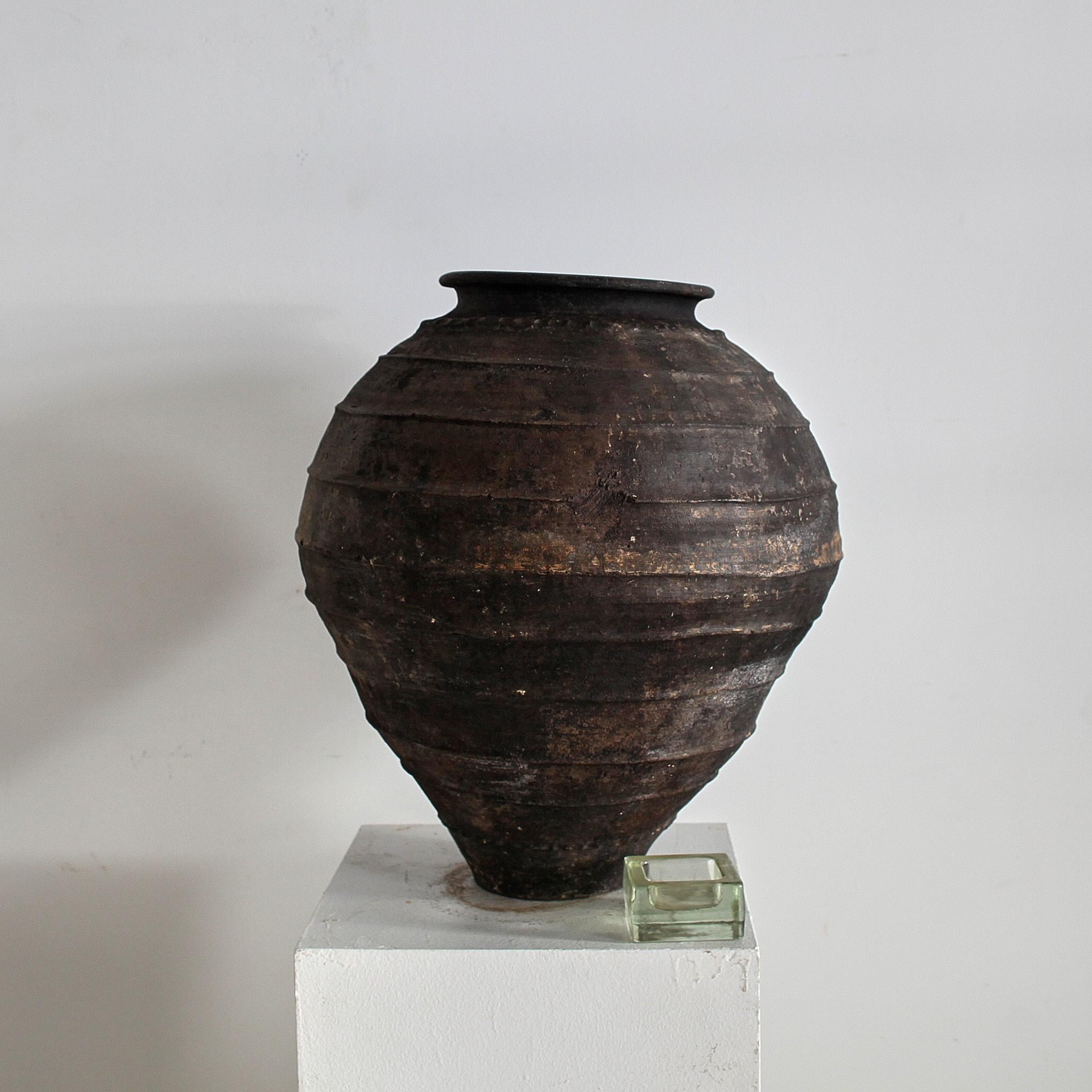 Vaso portoghese in terracotta nera del 18° secolo Wabi Sabi Primitivo In condizioni buone in vendita a London, GB