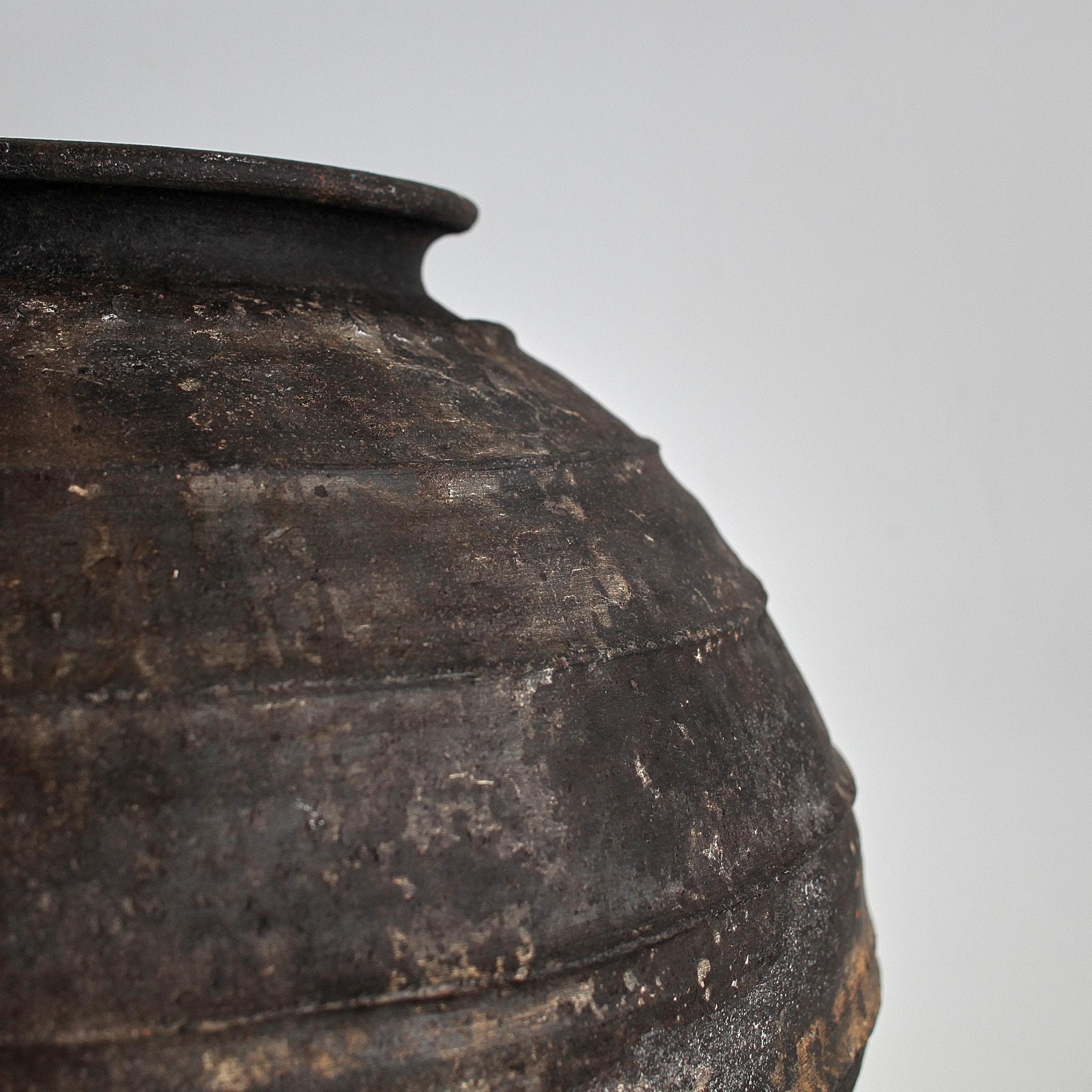 Fino al XVIII secolo Vaso portoghese in terracotta nera del 18° secolo Wabi Sabi Primitivo in vendita