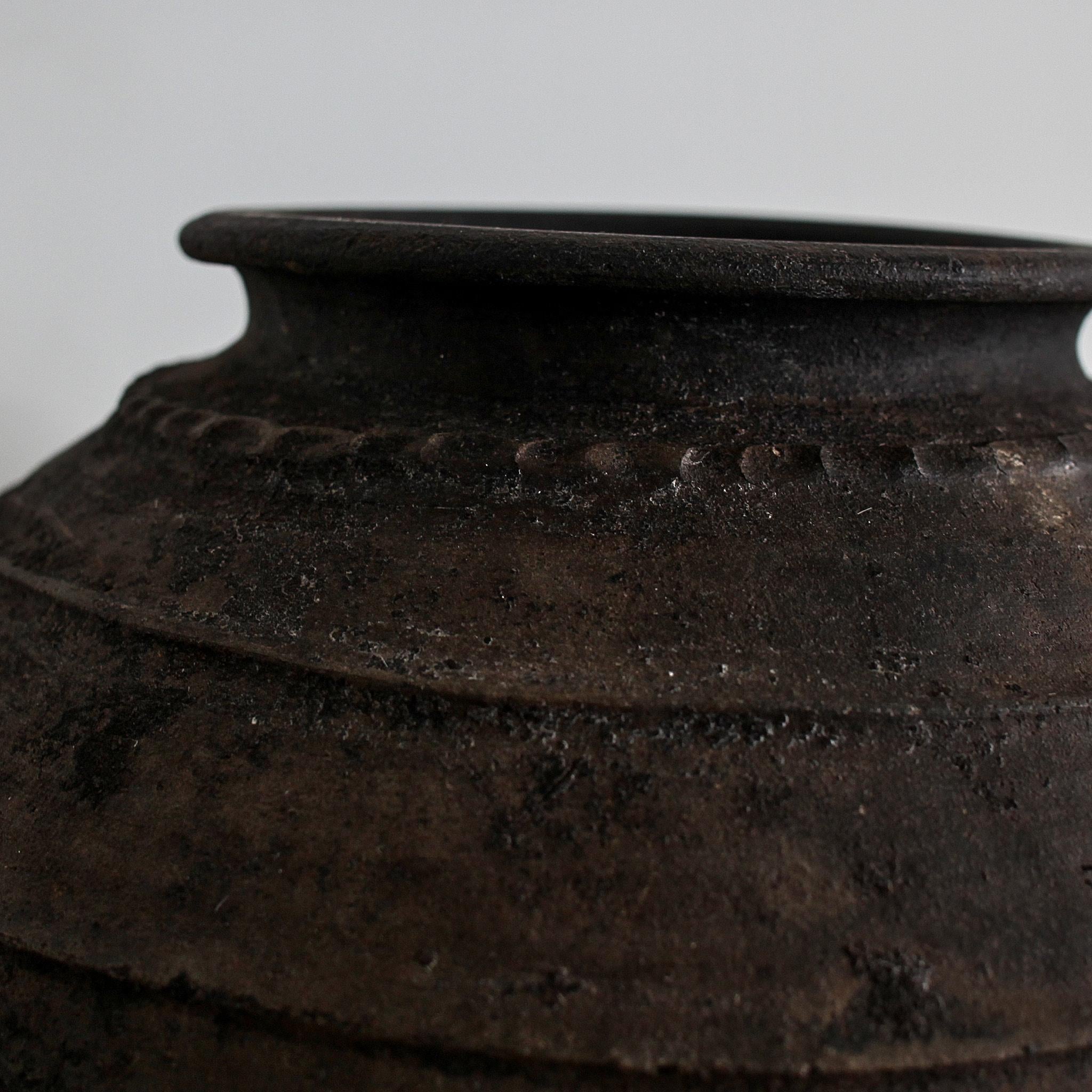 Terracotta Vaso portoghese in terracotta nera del 18° secolo Wabi Sabi Primitivo in vendita