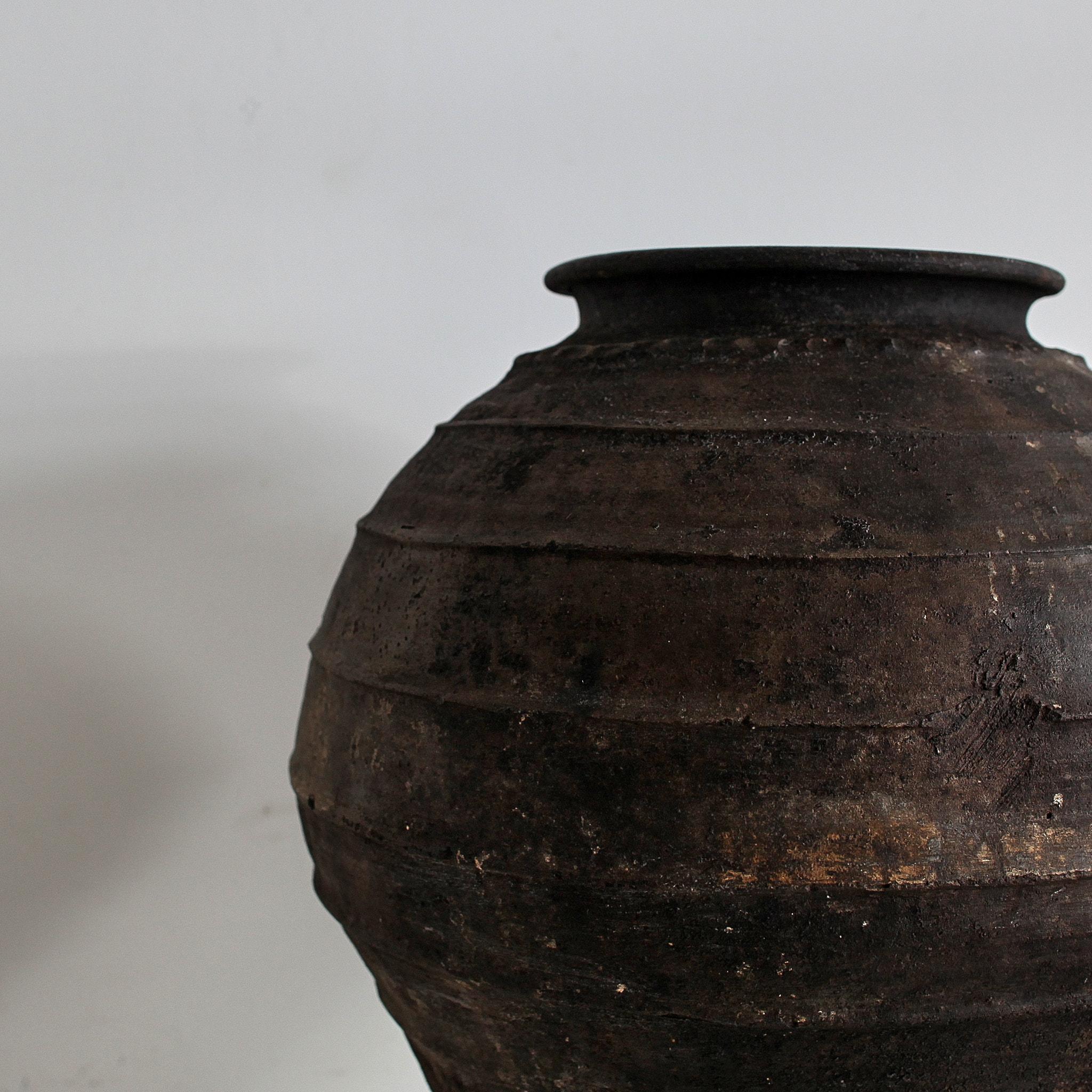 Vaso portoghese in terracotta nera del 18° secolo Wabi Sabi Primitivo in vendita 1