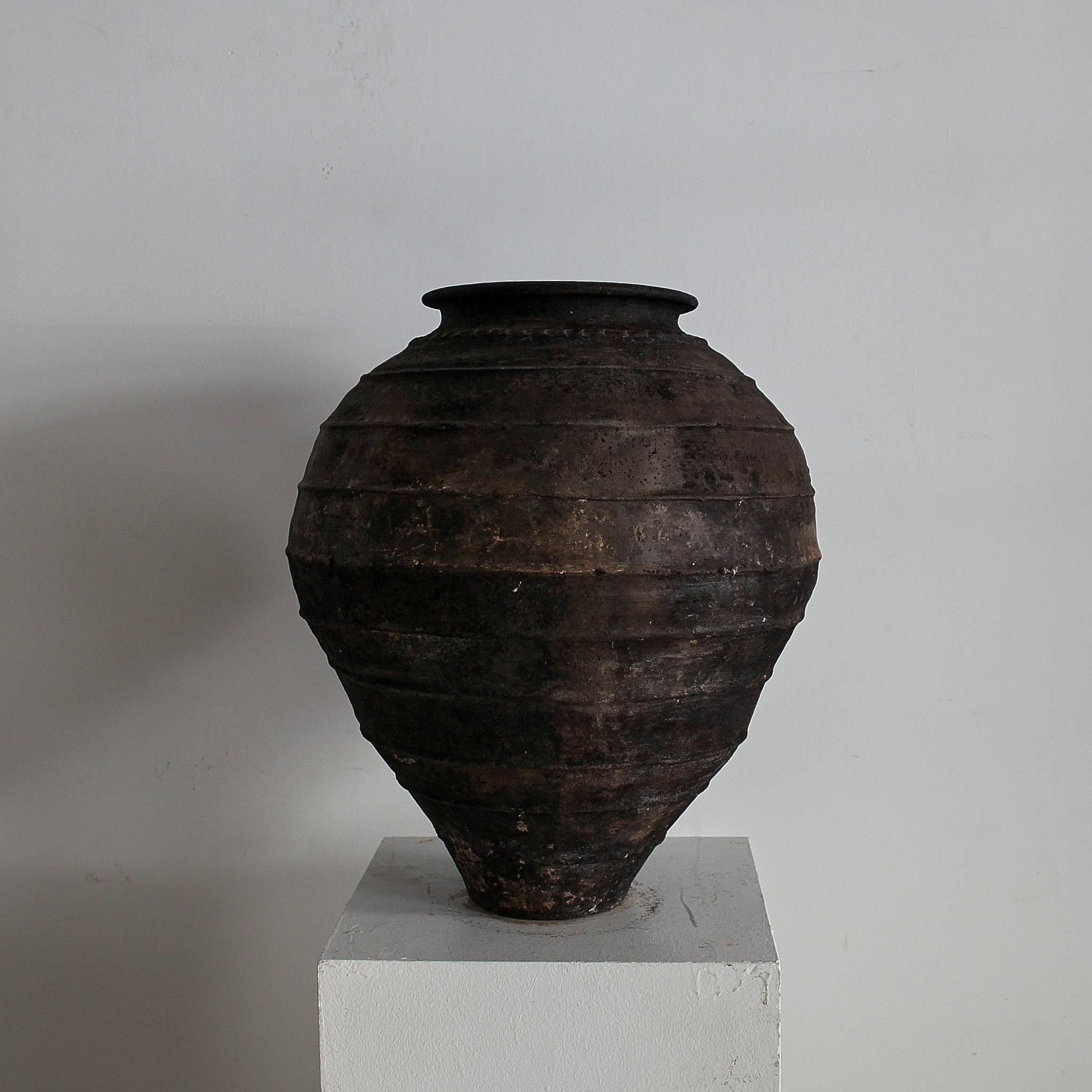 Vaso portoghese in terracotta nera del 18° secolo Wabi Sabi Primitivo in vendita 2