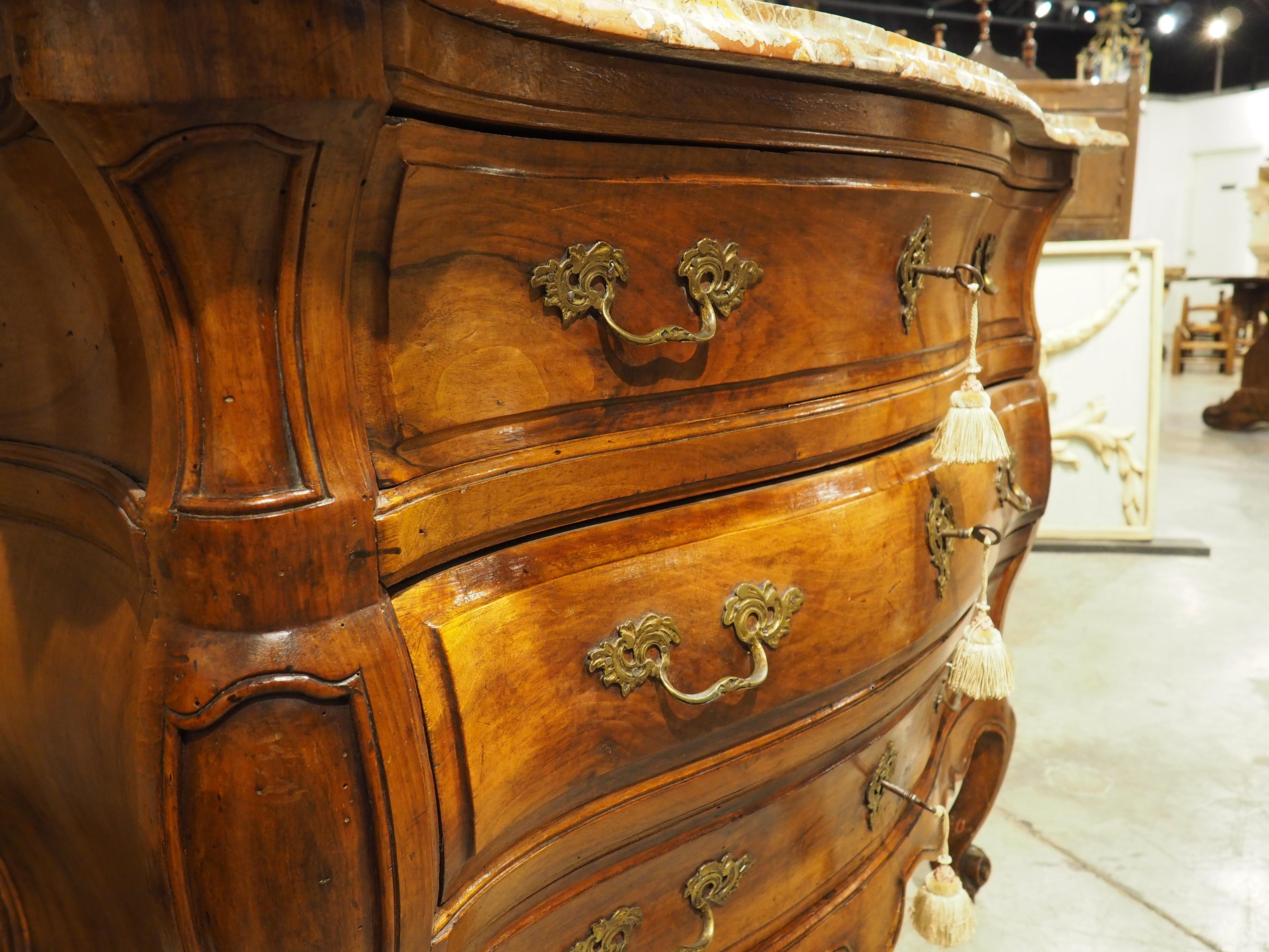 Commode Bombé Bordelaise in noce del XVIII secolo con piano in marmo di Breccia Macchia Vecchia in vendita 3