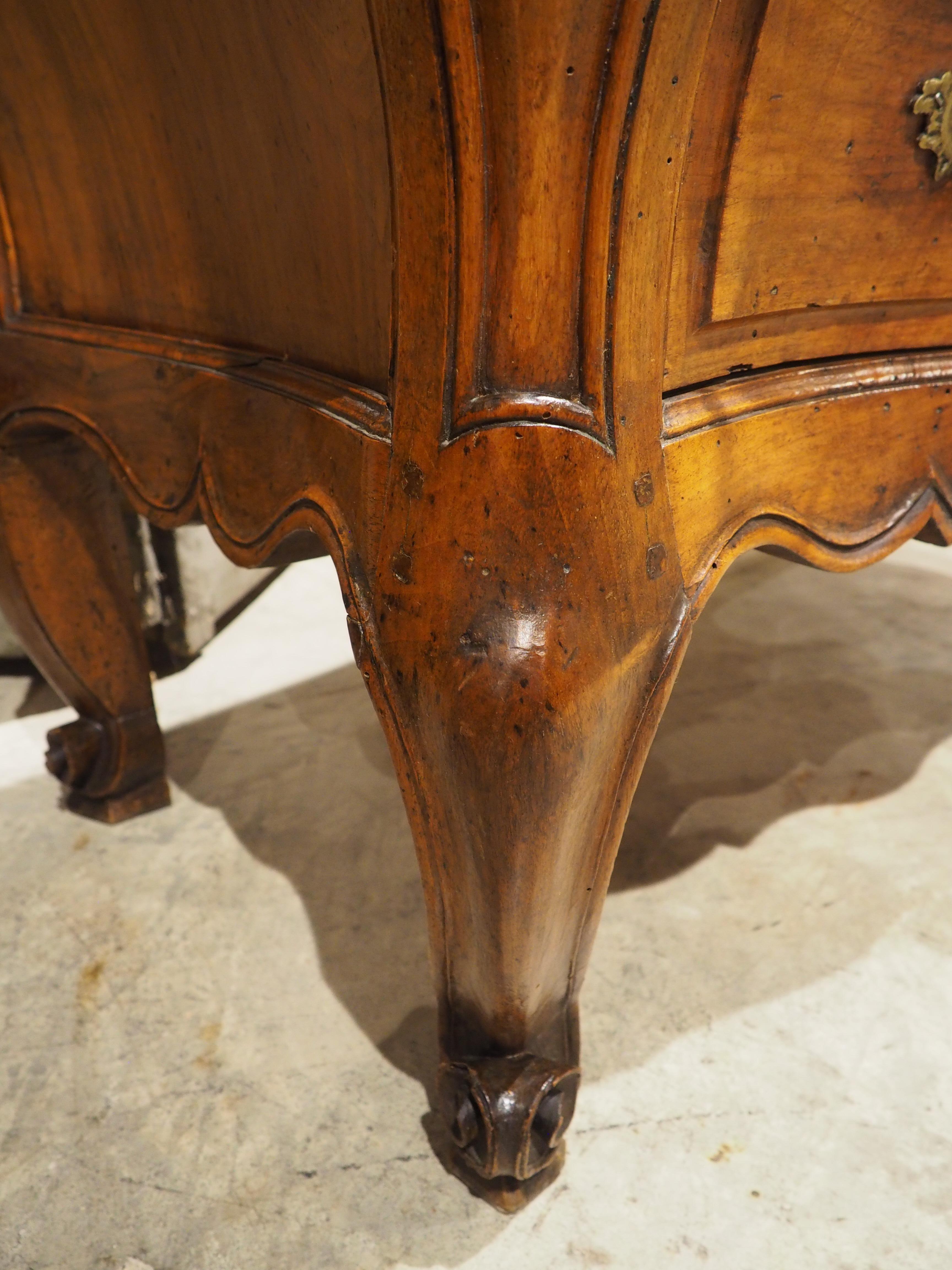 Commode Bombé Bordelaise in noce del XVIII secolo con piano in marmo di Breccia Macchia Vecchia in vendita 4