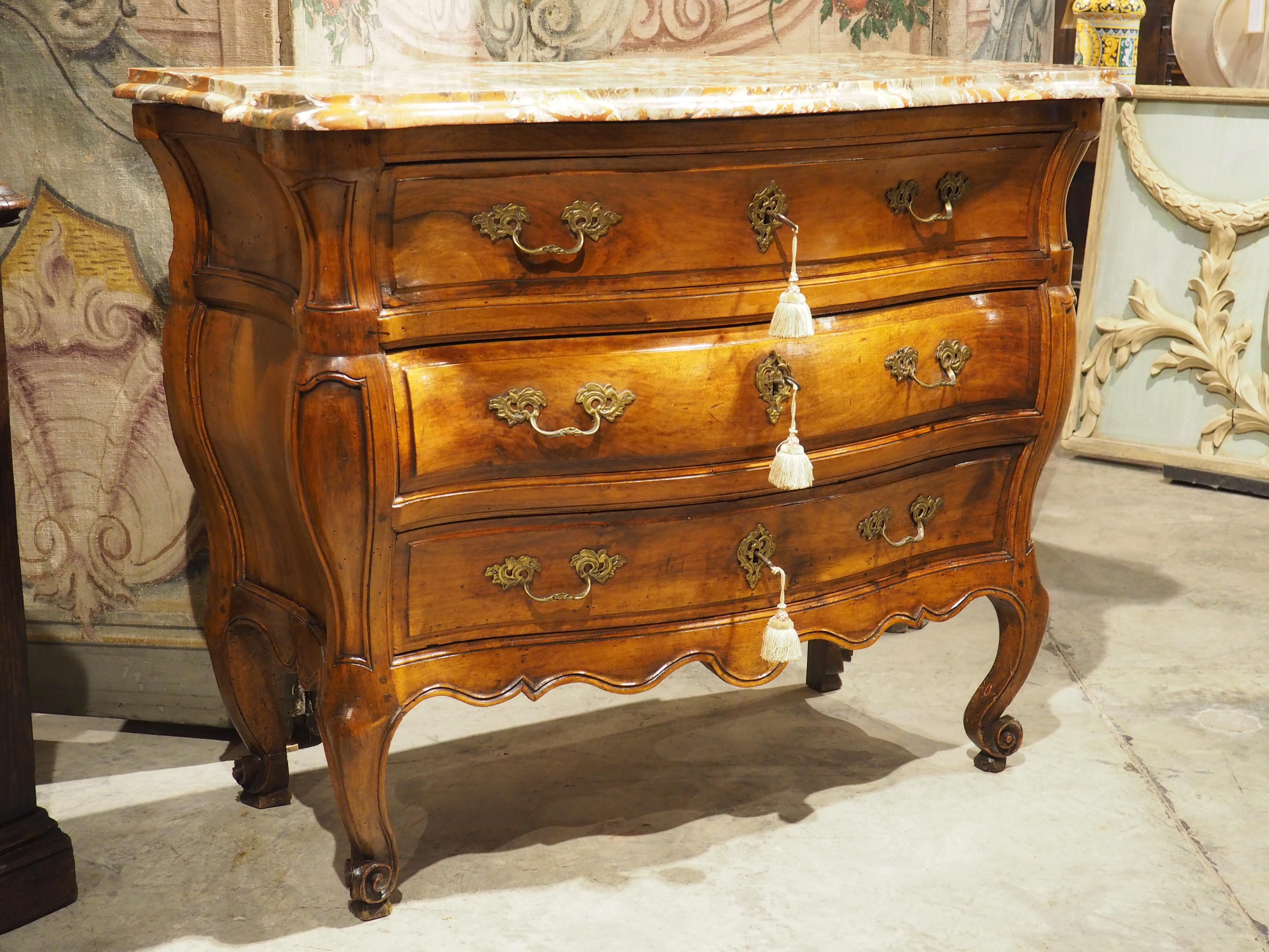 Commode Bombé Bordelaise in noce del XVIII secolo con piano in marmo di Breccia Macchia Vecchia in vendita 6