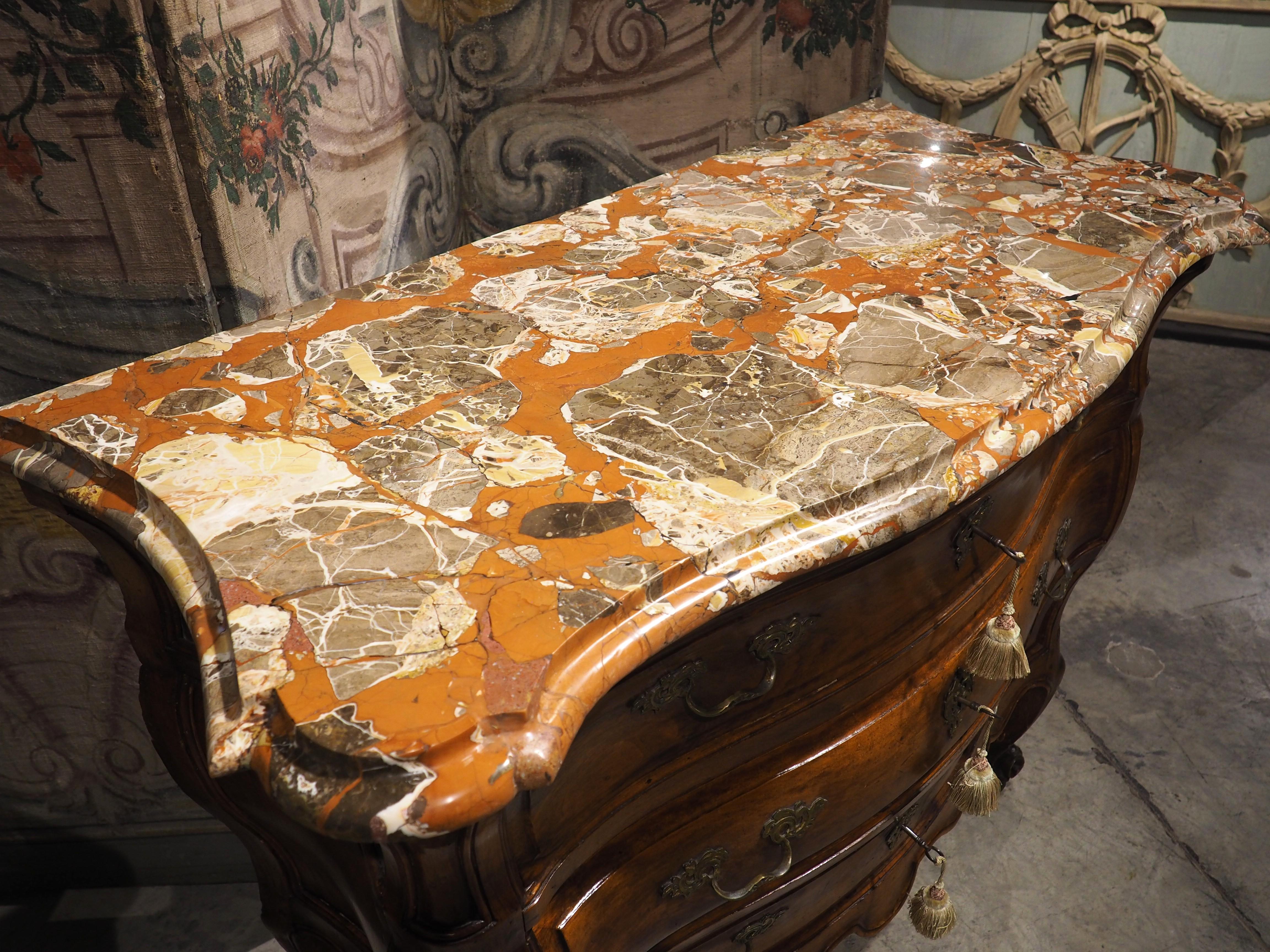 Commode Bombé Bordelaise in noce del XVIII secolo con piano in marmo di Breccia Macchia Vecchia in vendita 7