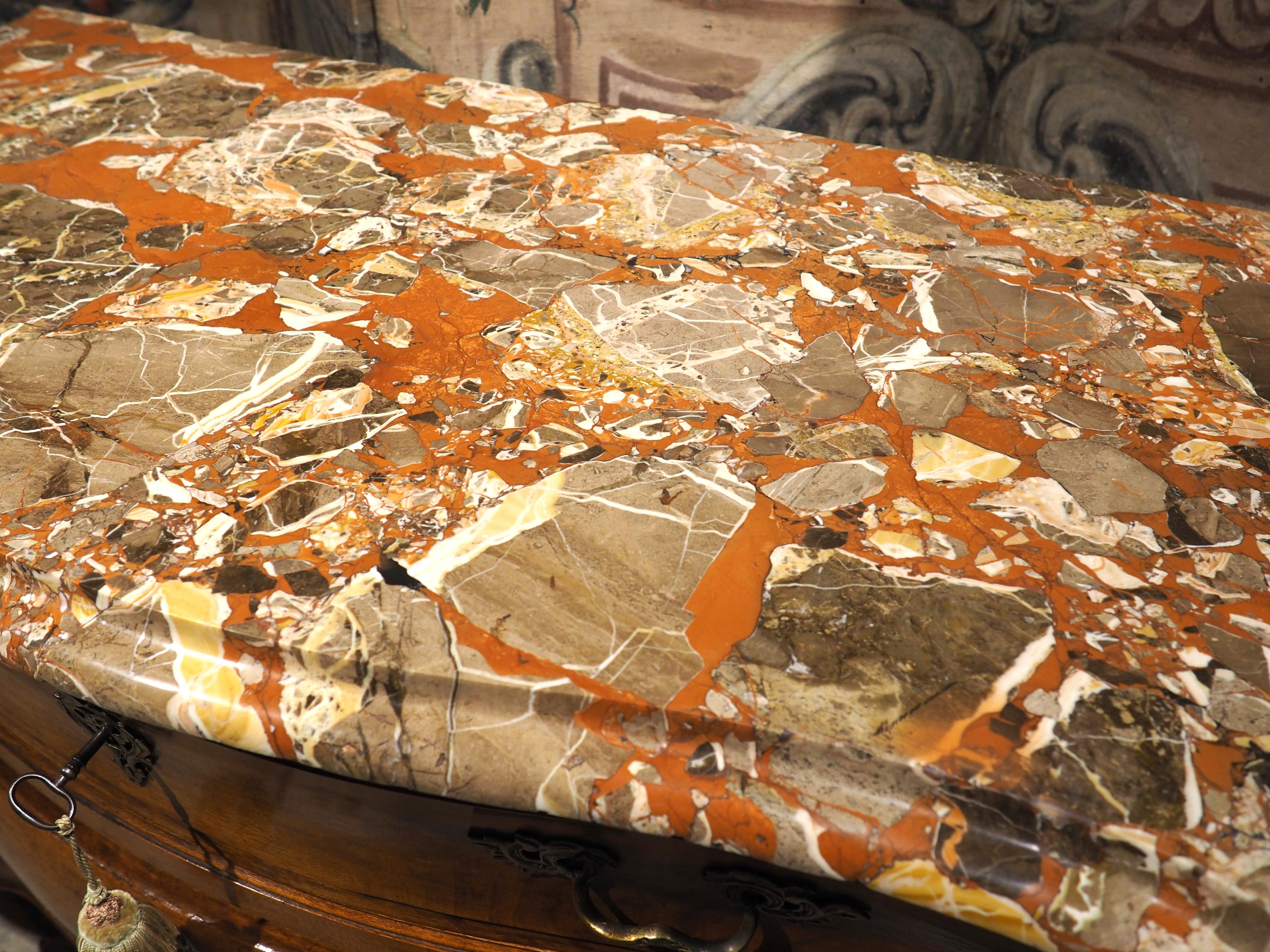Commode Bombé Bordelaise in noce del XVIII secolo con piano in marmo di Breccia Macchia Vecchia in vendita 8