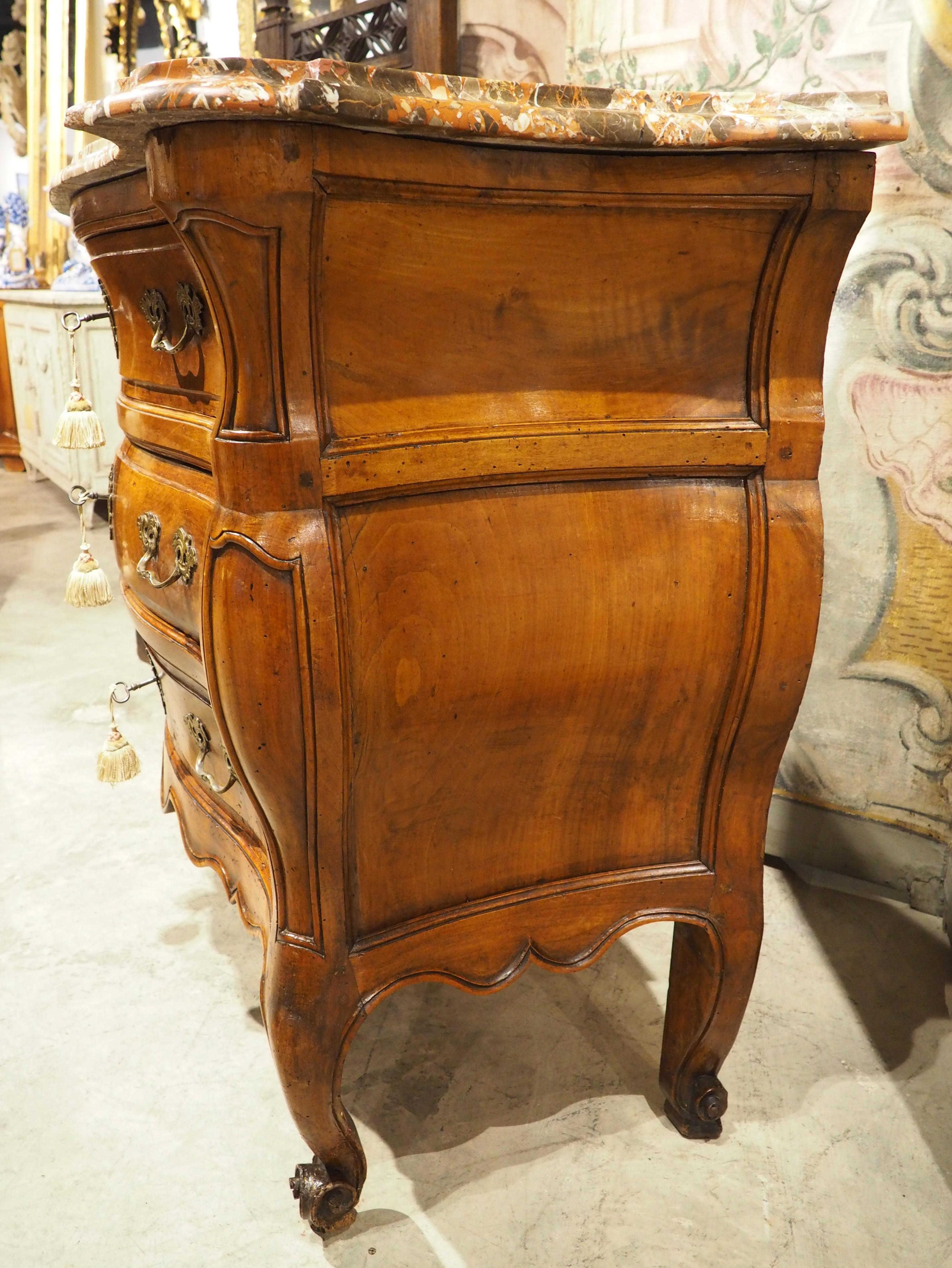 Commode Bombé Bordelaise in noce del XVIII secolo con piano in marmo di Breccia Macchia Vecchia in vendita 10