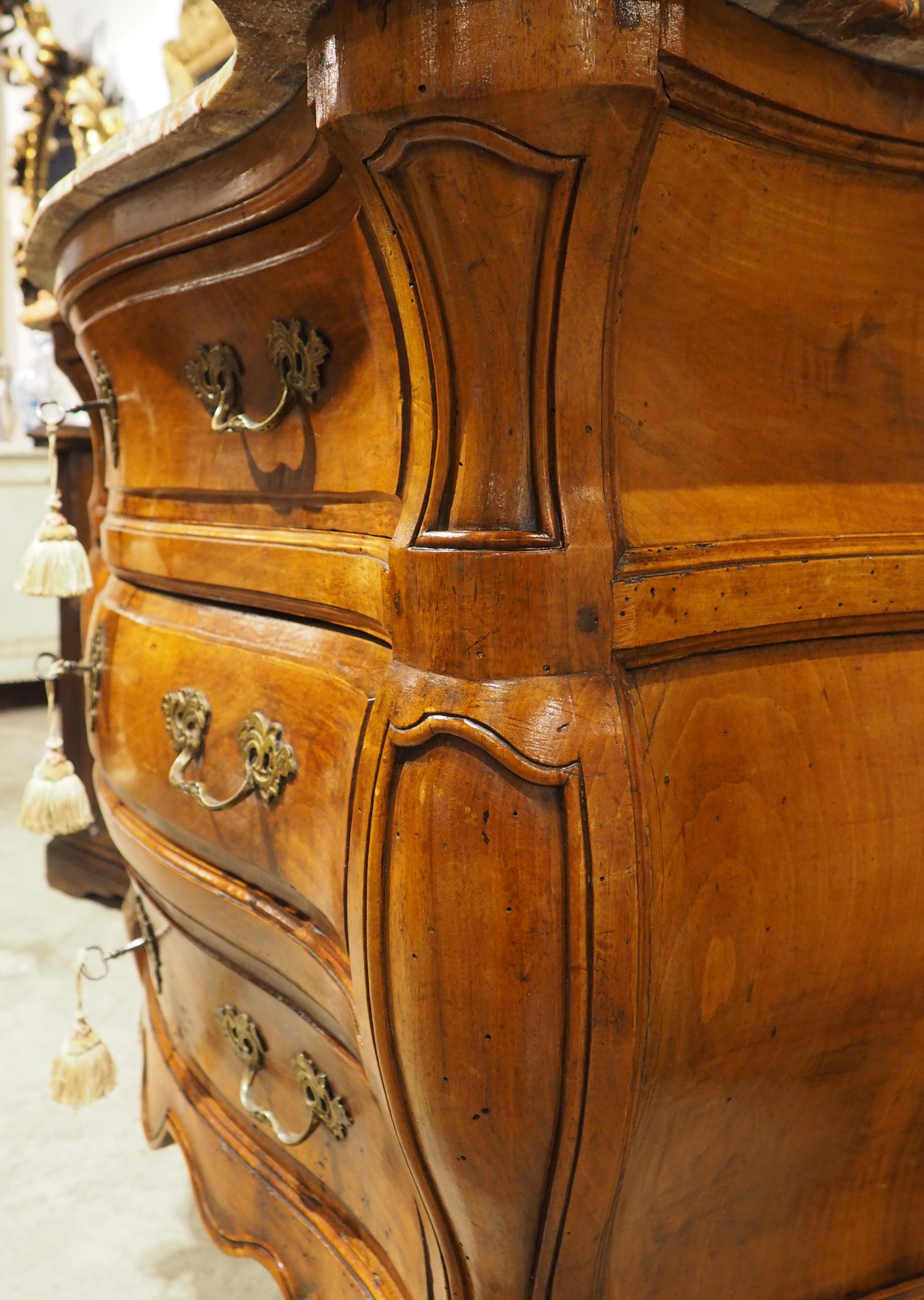 Commode Bombé Bordelaise in noce del XVIII secolo con piano in marmo di Breccia Macchia Vecchia in vendita 11