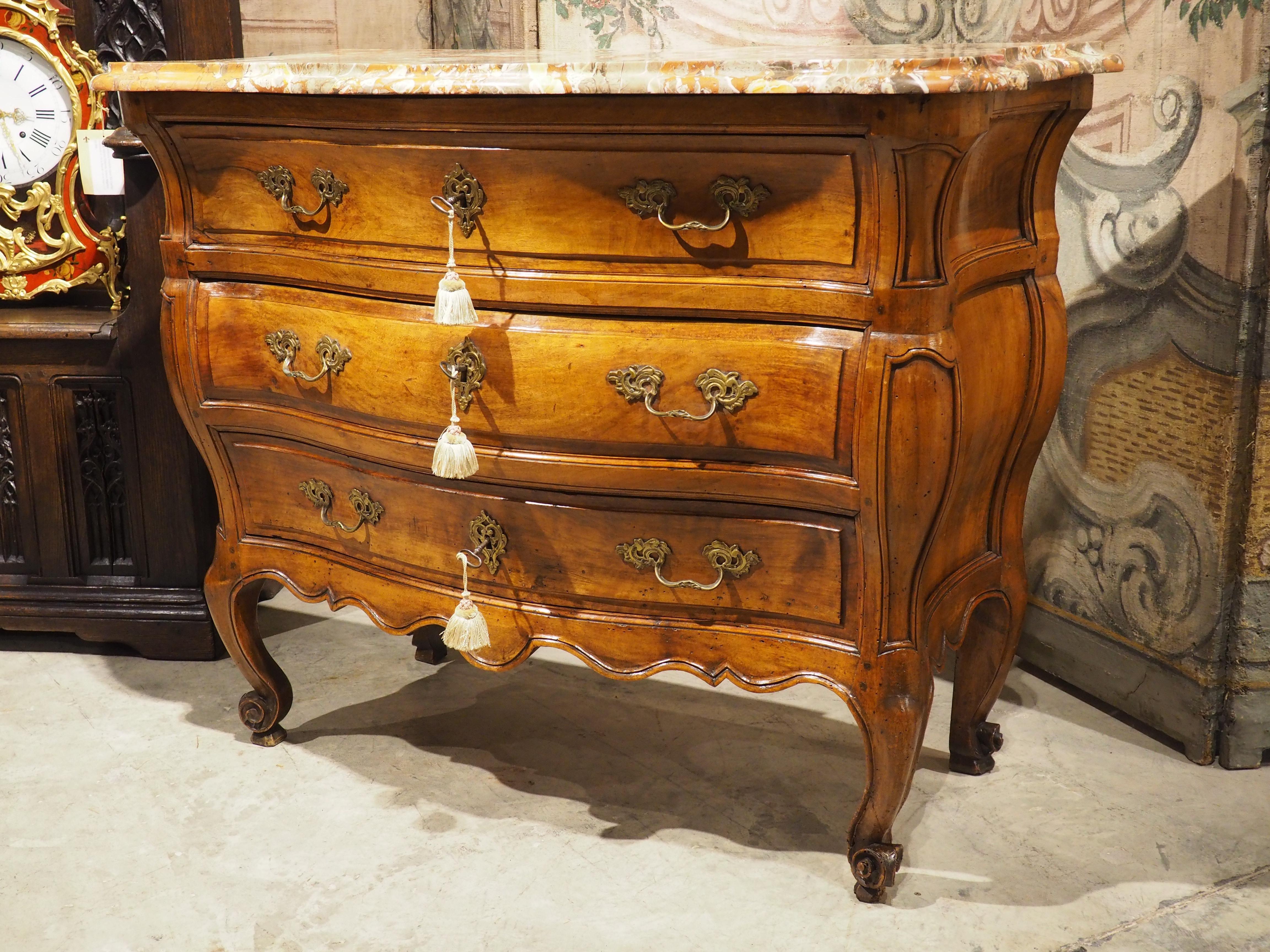 Commode Bombé Bordelaise in noce del XVIII secolo con piano in marmo di Breccia Macchia Vecchia in vendita 12