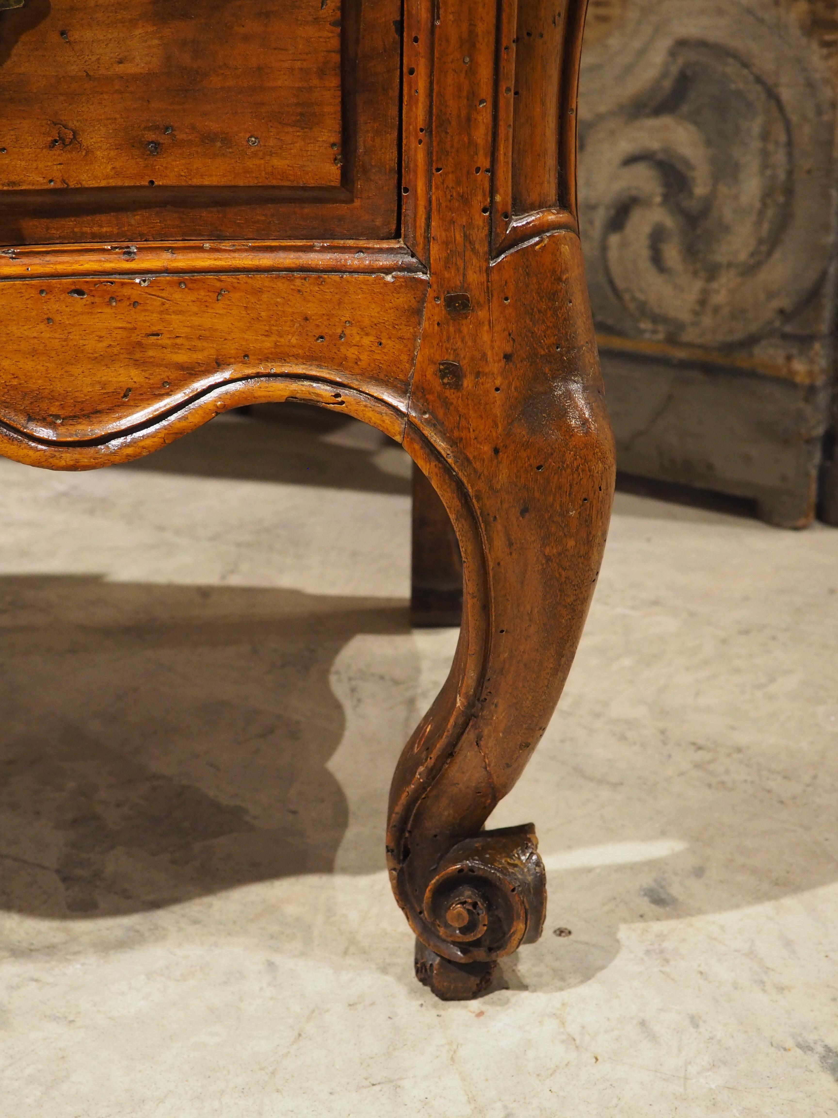 Commode Bombé Bordelaise in noce del XVIII secolo con piano in marmo di Breccia Macchia Vecchia in vendita 13