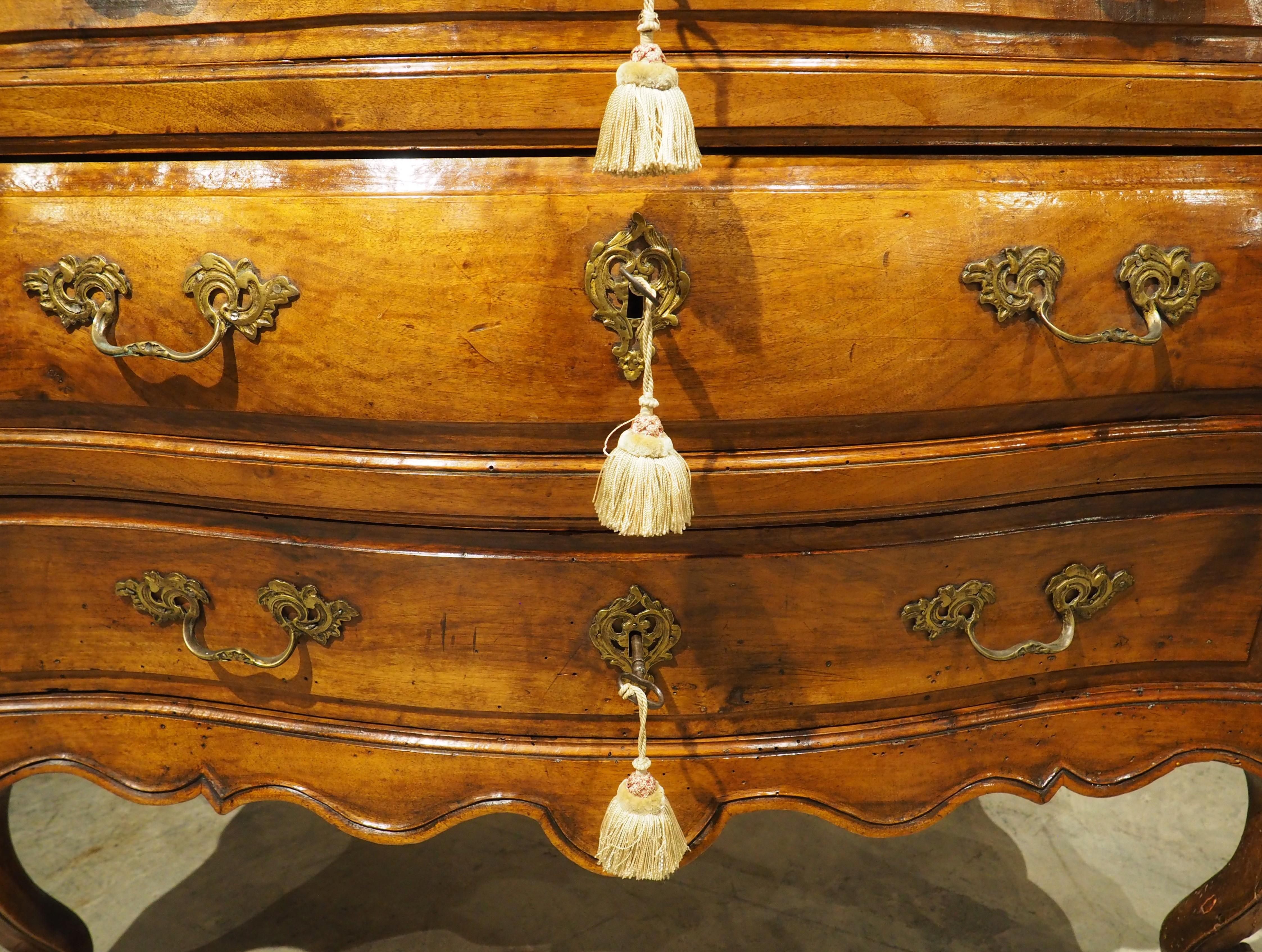 Francese Commode Bombé Bordelaise in noce del XVIII secolo con piano in marmo di Breccia Macchia Vecchia in vendita