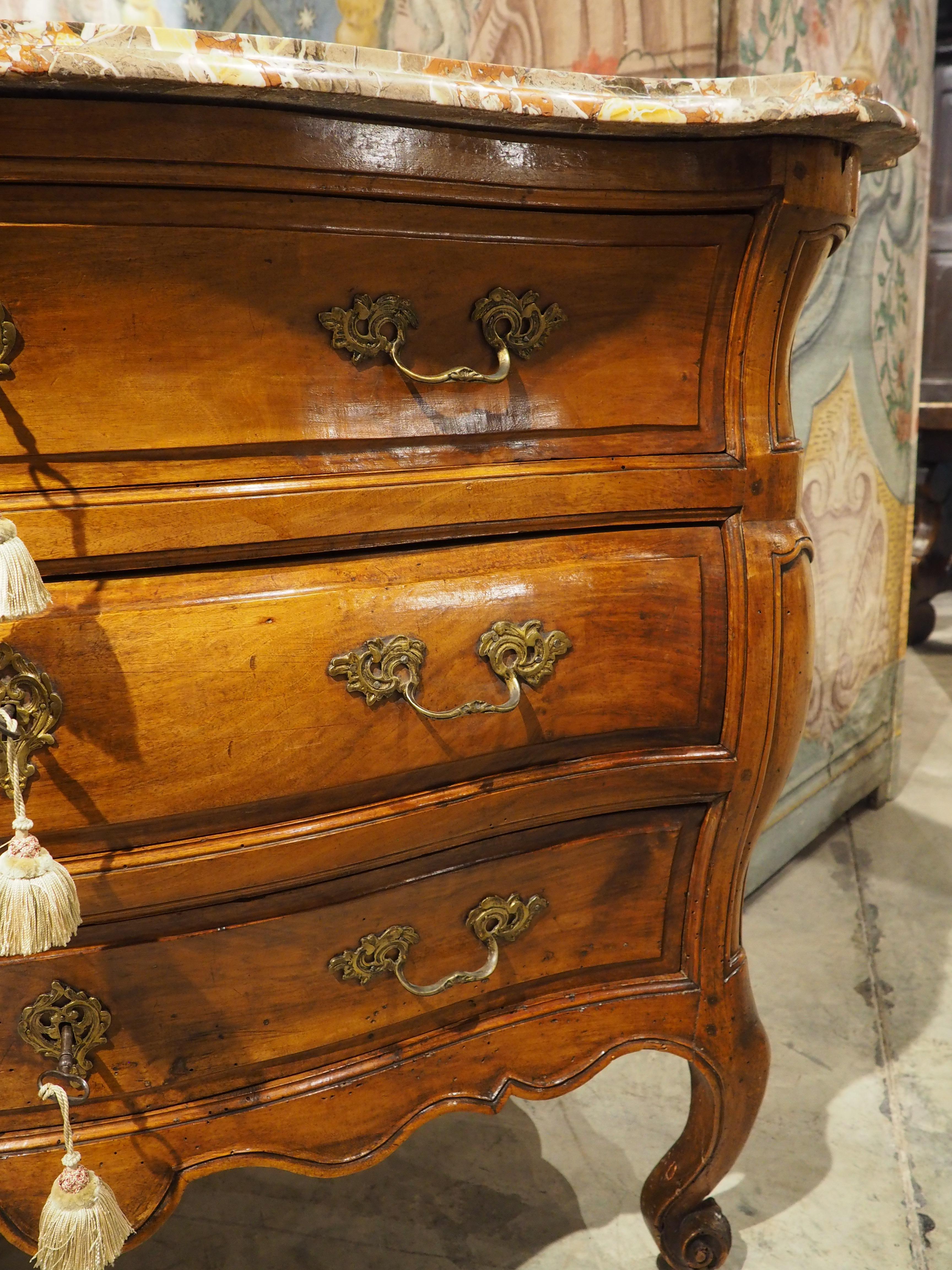 Intagliato a mano Commode Bombé Bordelaise in noce del XVIII secolo con piano in marmo di Breccia Macchia Vecchia in vendita