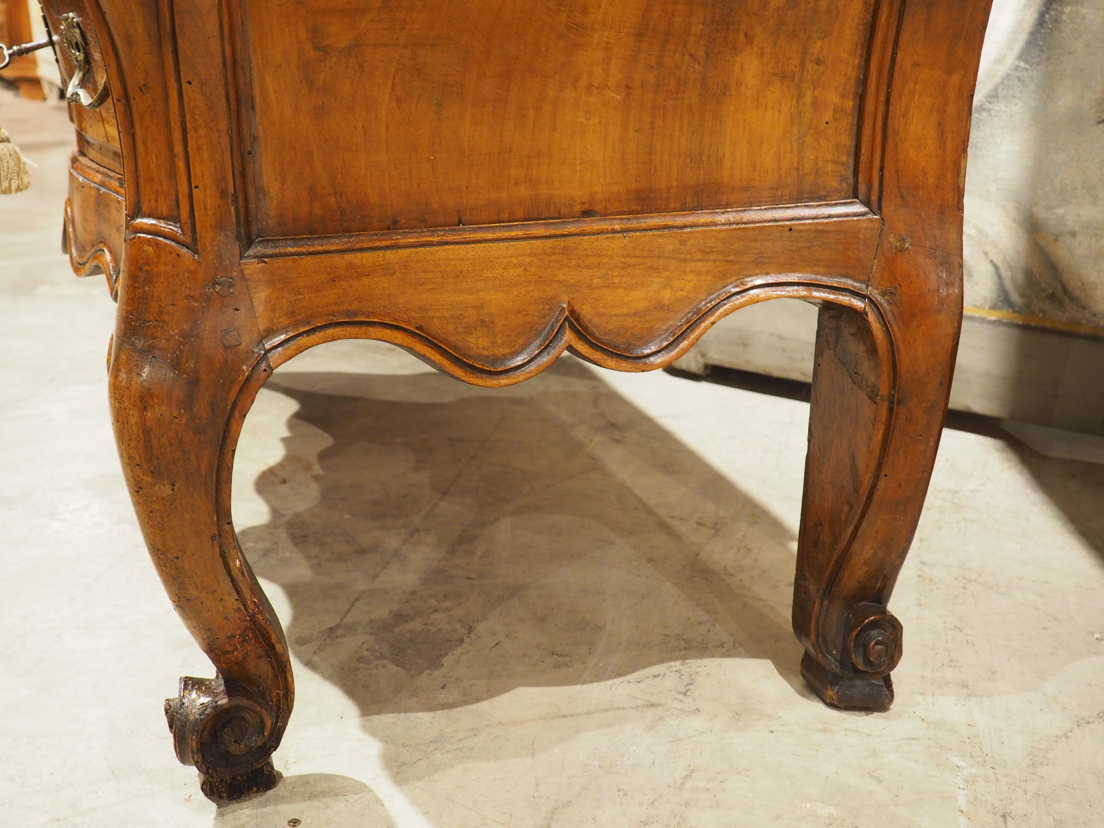 Commode Bombé Bordelaise in noce del XVIII secolo con piano in marmo di Breccia Macchia Vecchia In condizioni buone in vendita a Dallas, TX