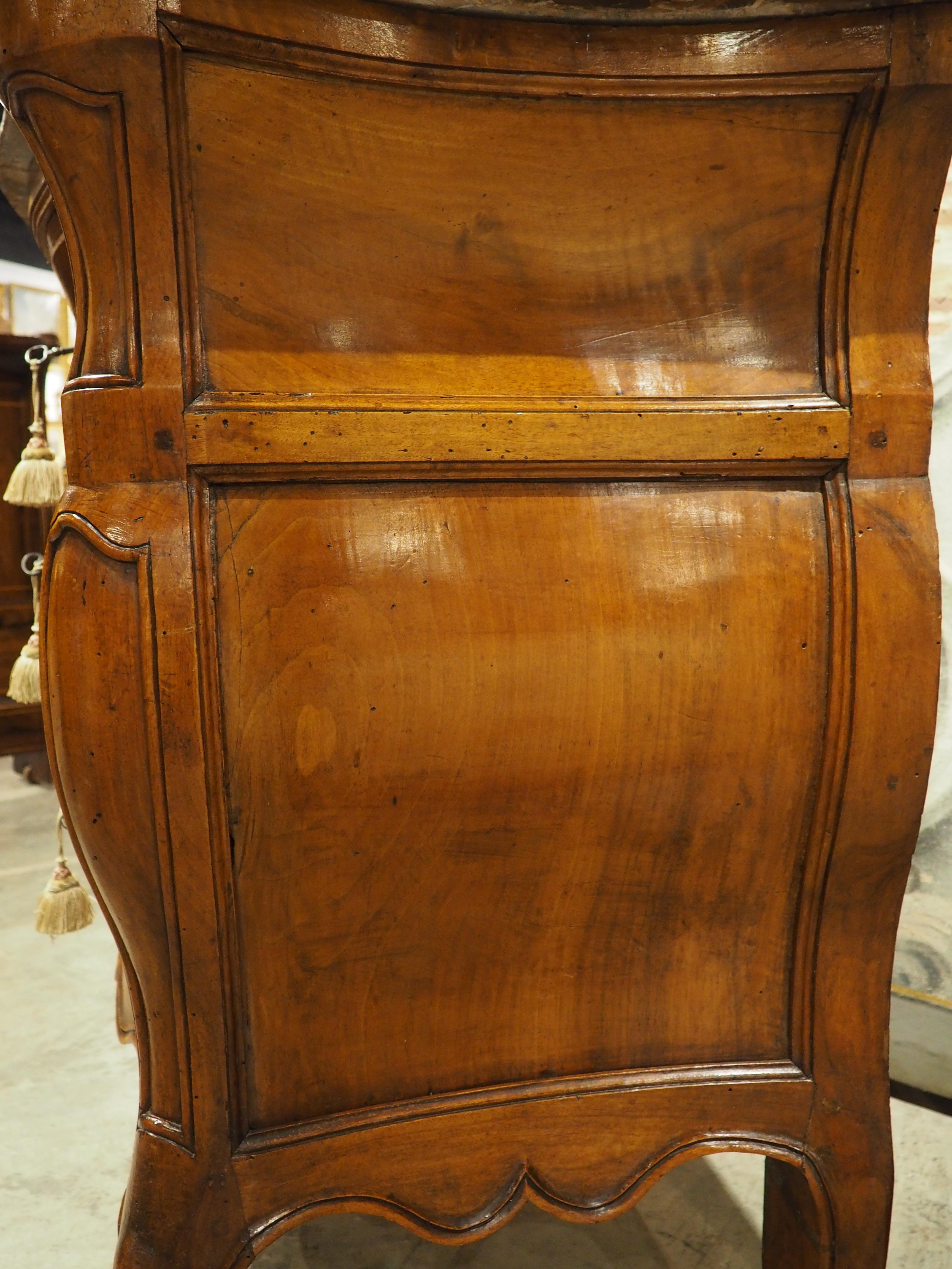 Fino al XVIII secolo Commode Bombé Bordelaise in noce del XVIII secolo con piano in marmo di Breccia Macchia Vecchia in vendita
