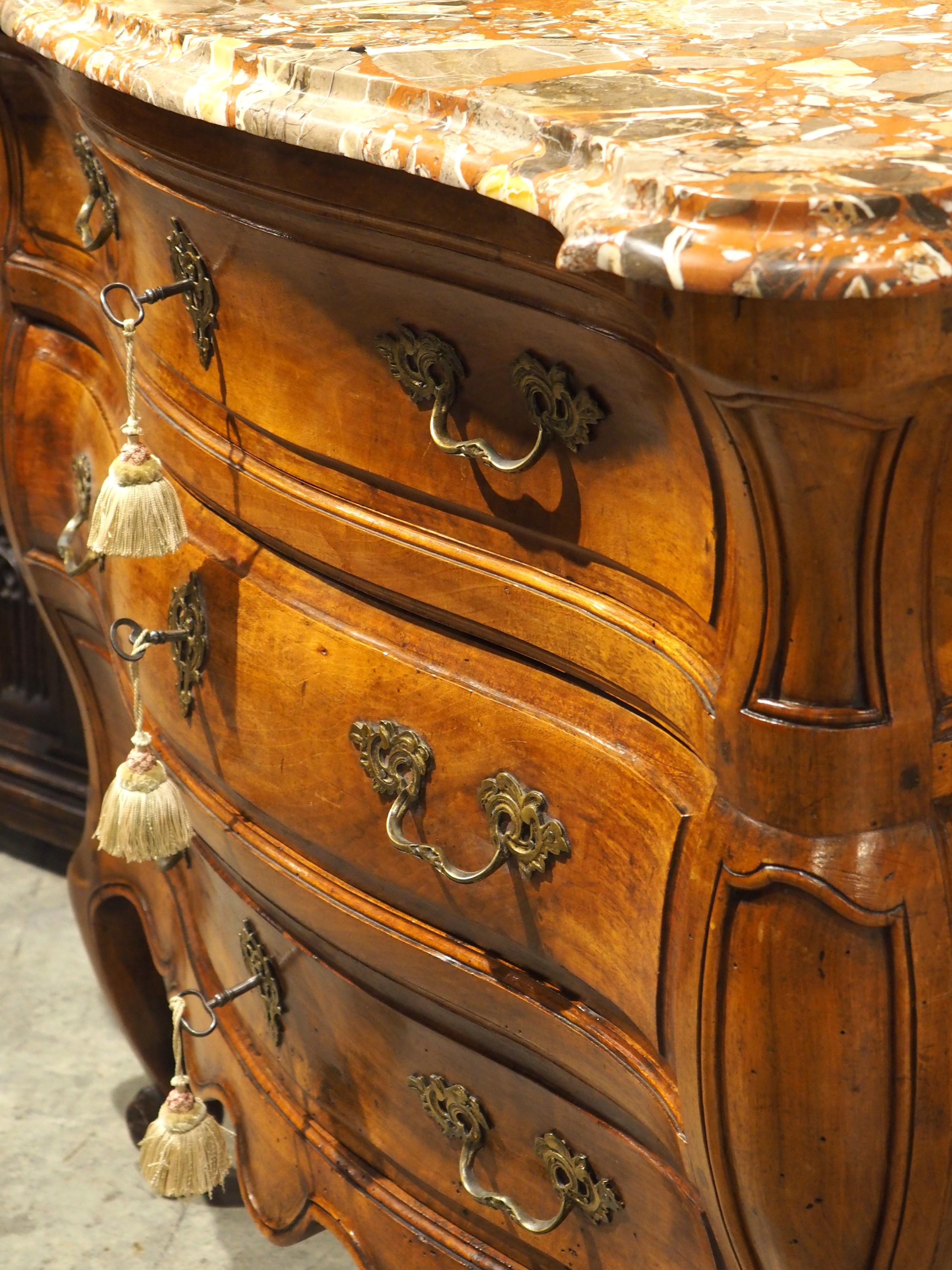 Pietra Commode Bombé Bordelaise in noce del XVIII secolo con piano in marmo di Breccia Macchia Vecchia in vendita