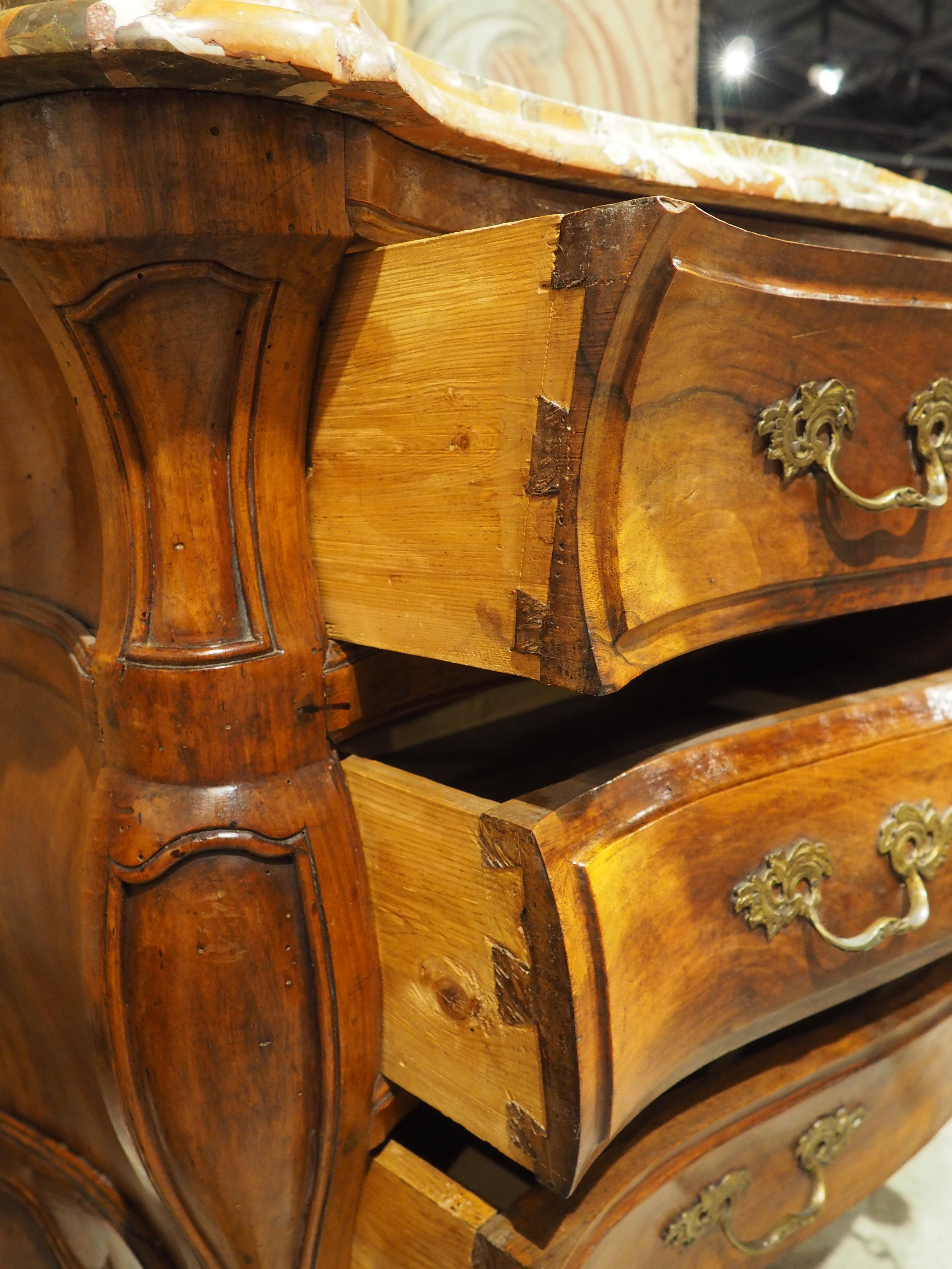 Commode Bombé Bordelaise in noce del XVIII secolo con piano in marmo di Breccia Macchia Vecchia in vendita 1
