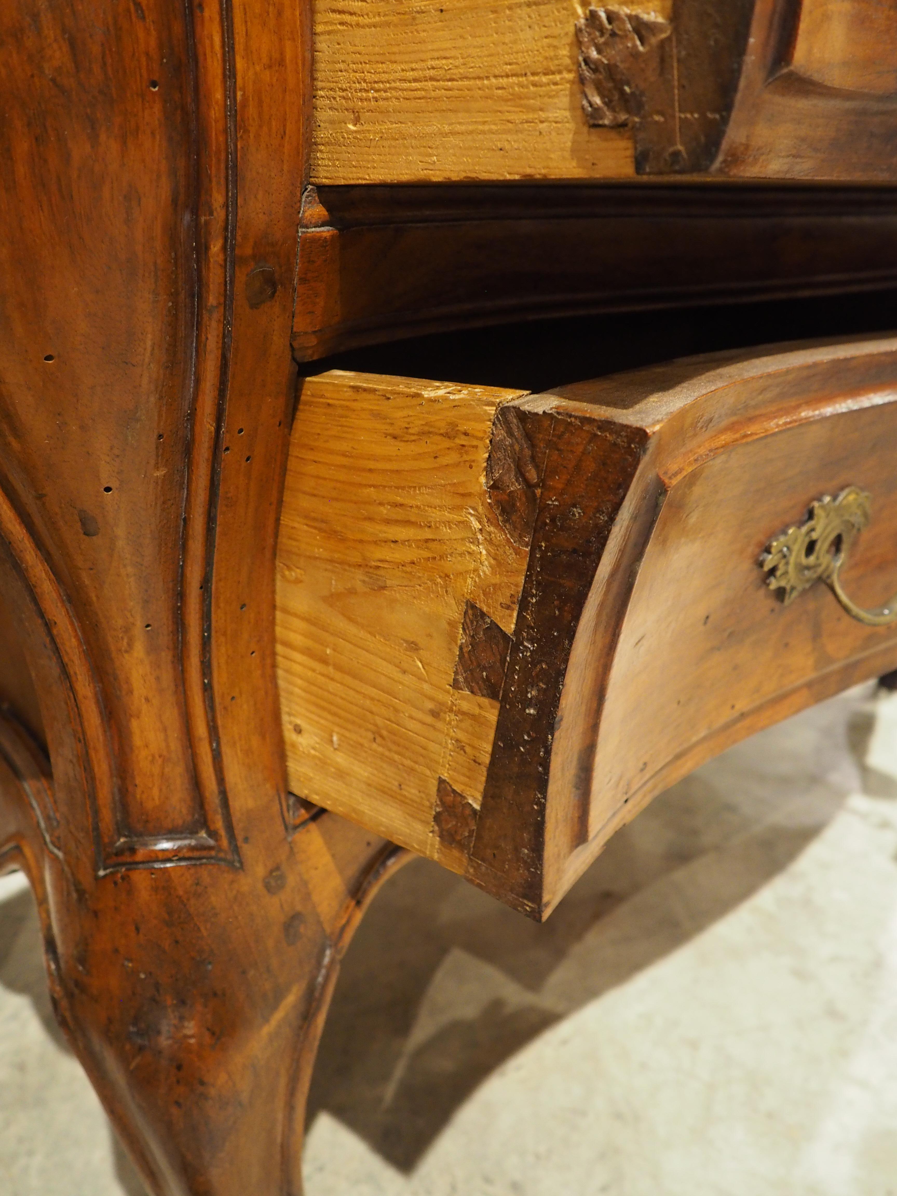 Commode Bombé Bordelaise in noce del XVIII secolo con piano in marmo di Breccia Macchia Vecchia in vendita 2