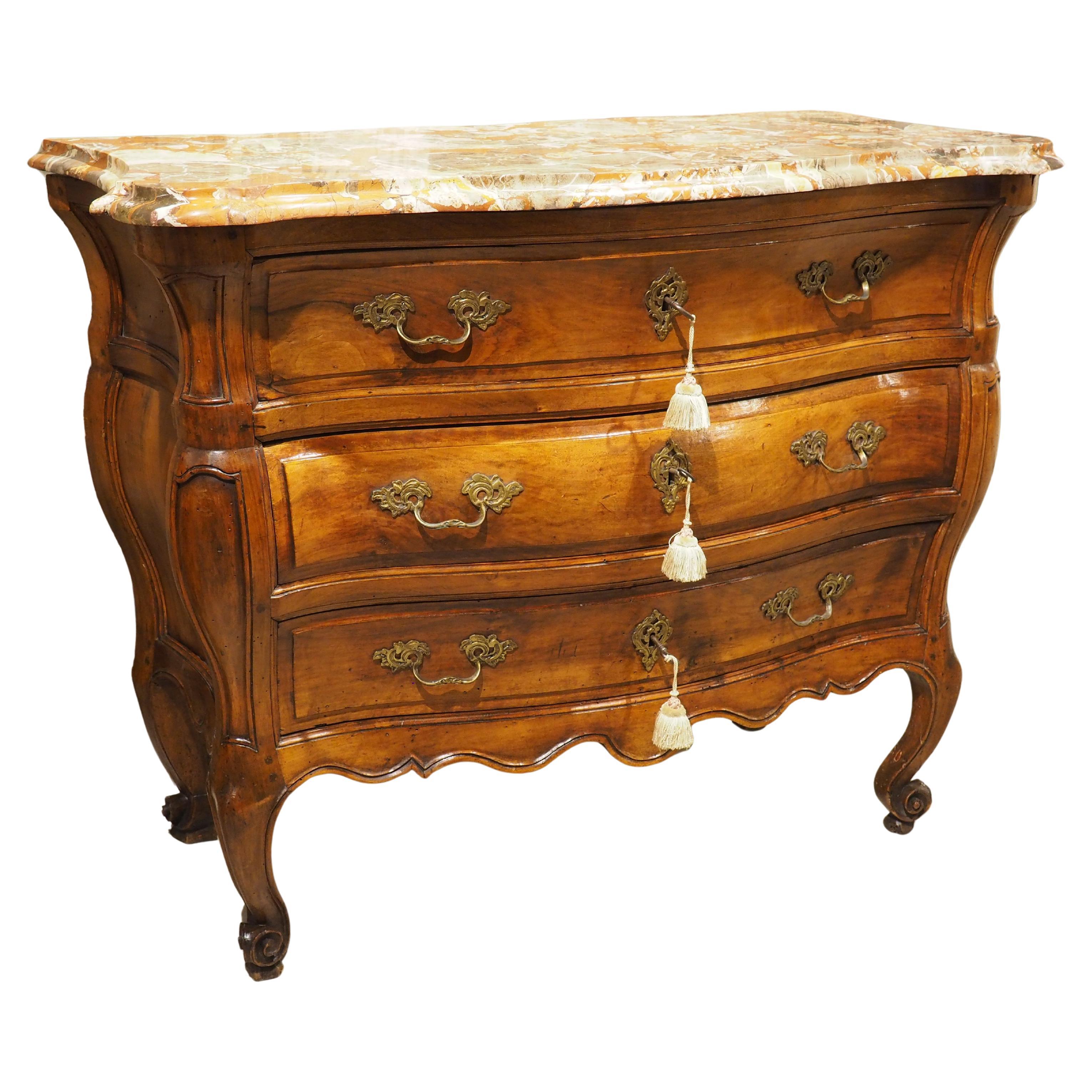 Commode Bombé Bordelaise in noce del XVIII secolo con piano in marmo di Breccia Macchia Vecchia in vendita