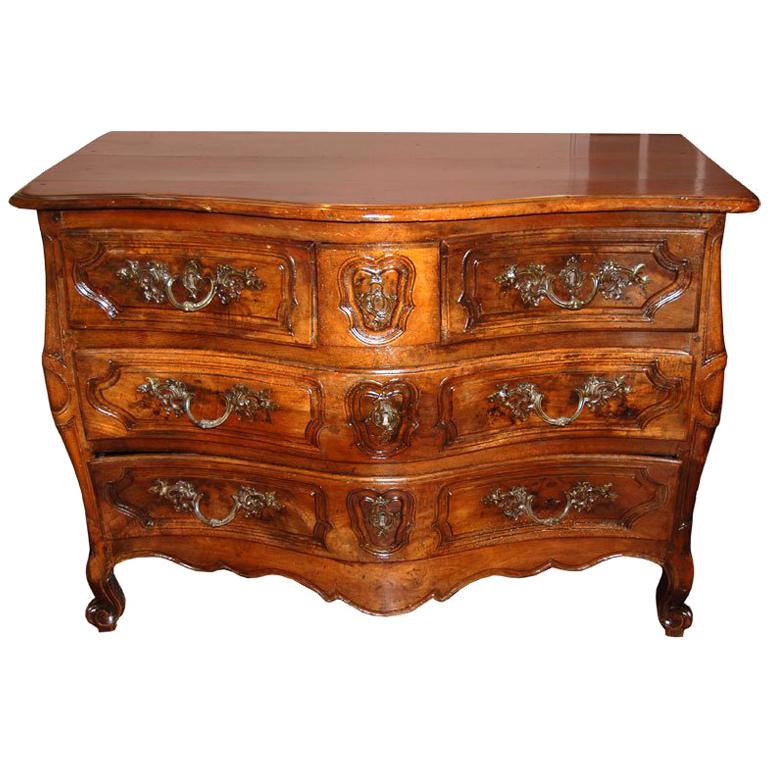 XVIIIe siècle Commode en noyer