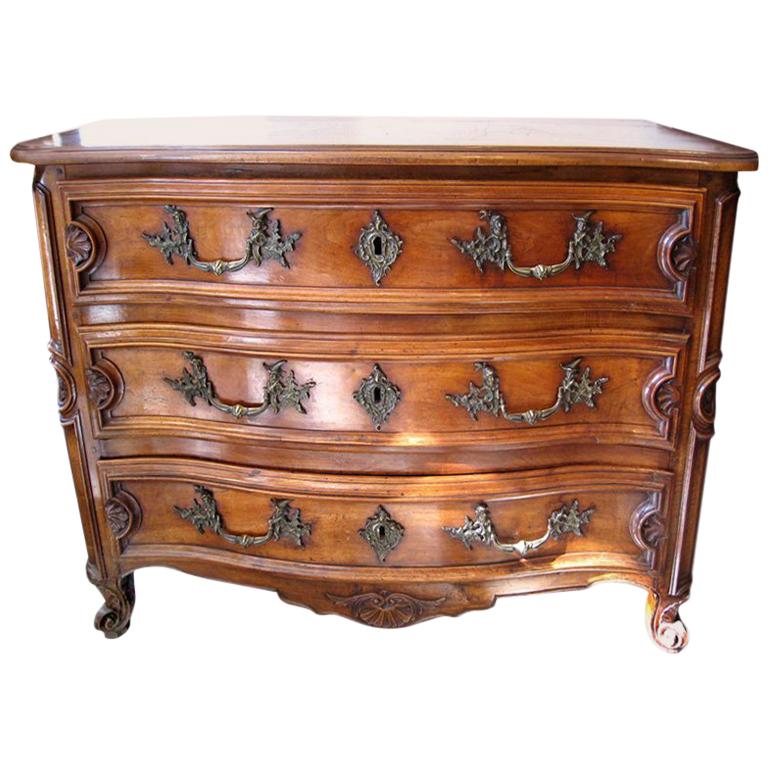 XVIIIe siècle Commode en noyer