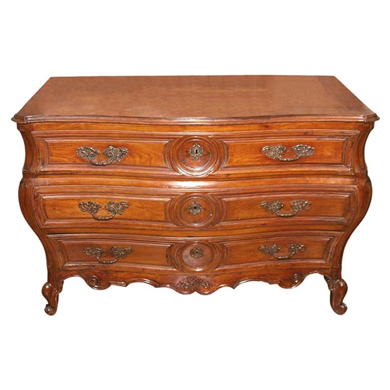 XVIIIe siècle Commode en noyer