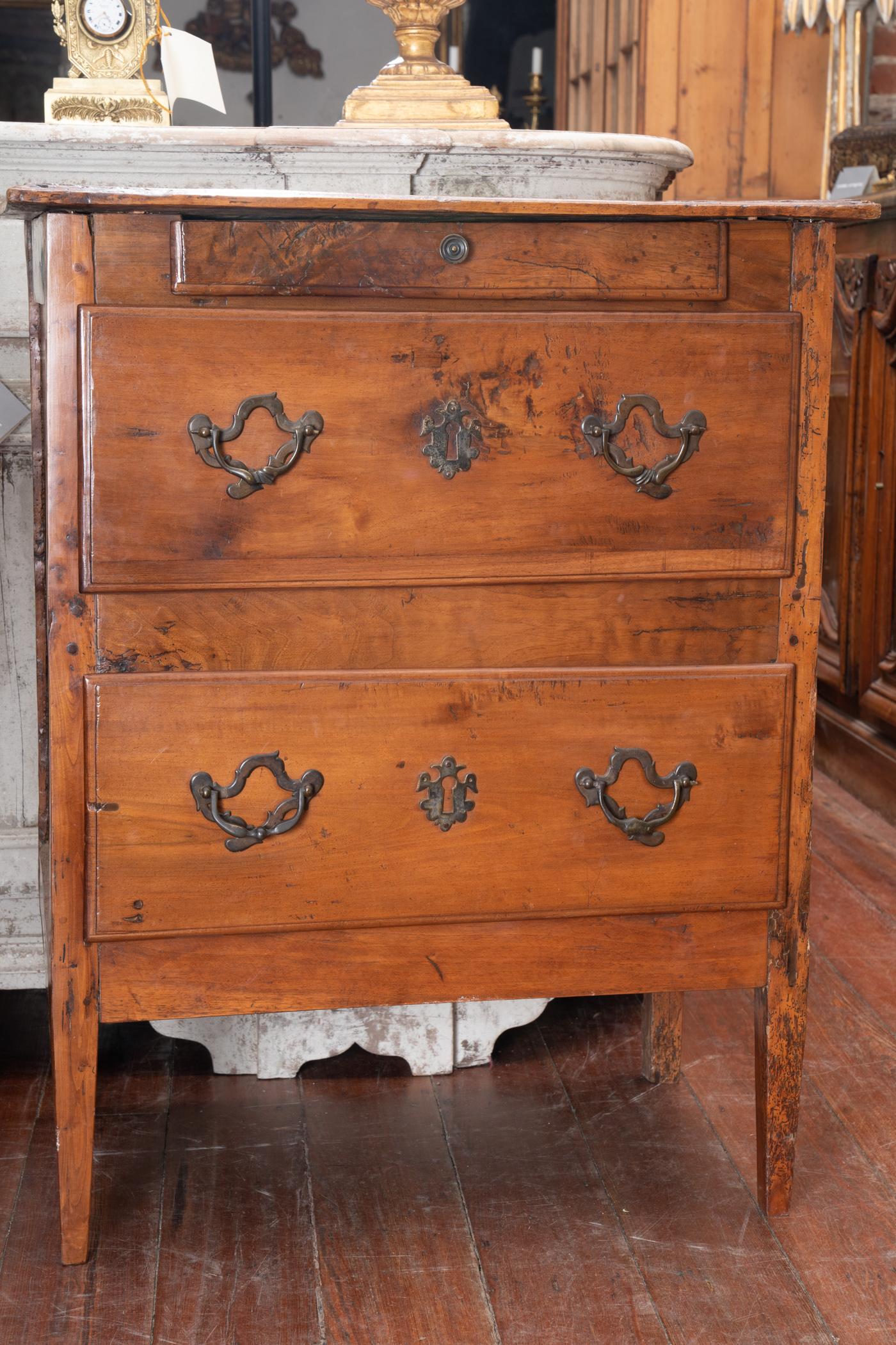 Beautiful petit walnut commode with original patina. Petit commodes rarely go into commerce because they are so easily placed.