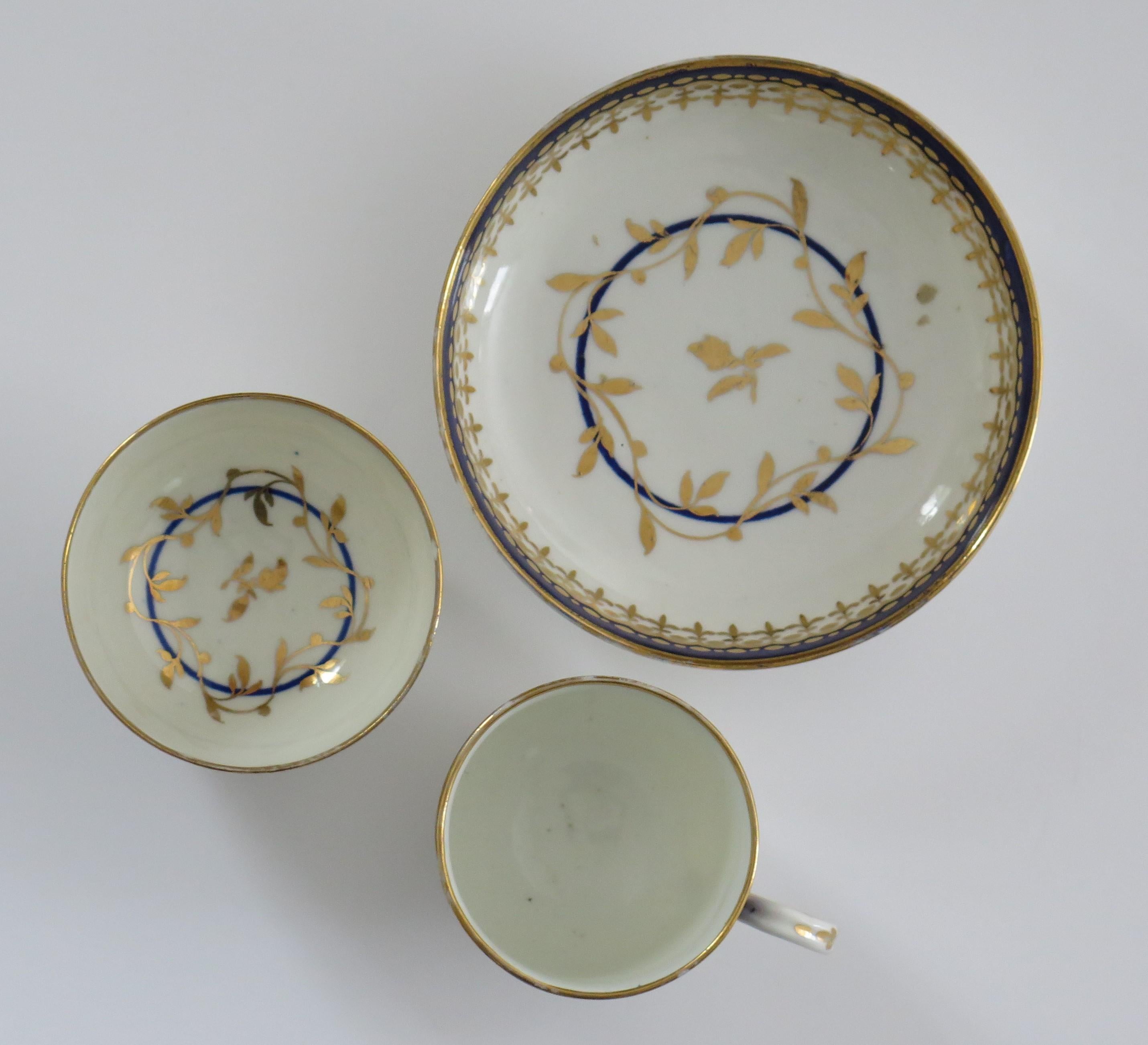 Il s'agit d'un bon Trio de tasses à café, bols à thé et soucoupes en porcelaine de Worcester de la fin du 18e siècle dans un motif combiné bleu et or, entièrement marqué et datant d'environ 1780.

Toutes les pièces sont décorées d'un motif