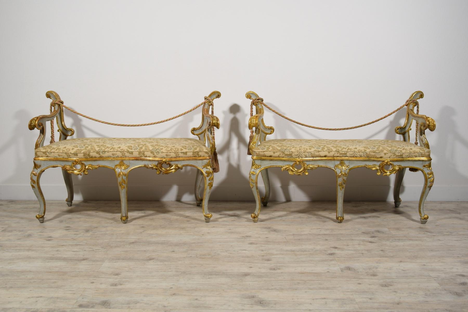 XVIIIe siècle, paire de bancs baroques italiens en bois laqué et doré

Dimensions : Hauteur : 33.47 in (85 cm)Largeur : 49.61 in (126 cm)Profondeur : 20.48 in (52 cm)Hauteur du siège : 19.69 in (50 cm)

Cette paire de bancs baroques a été fabriquée