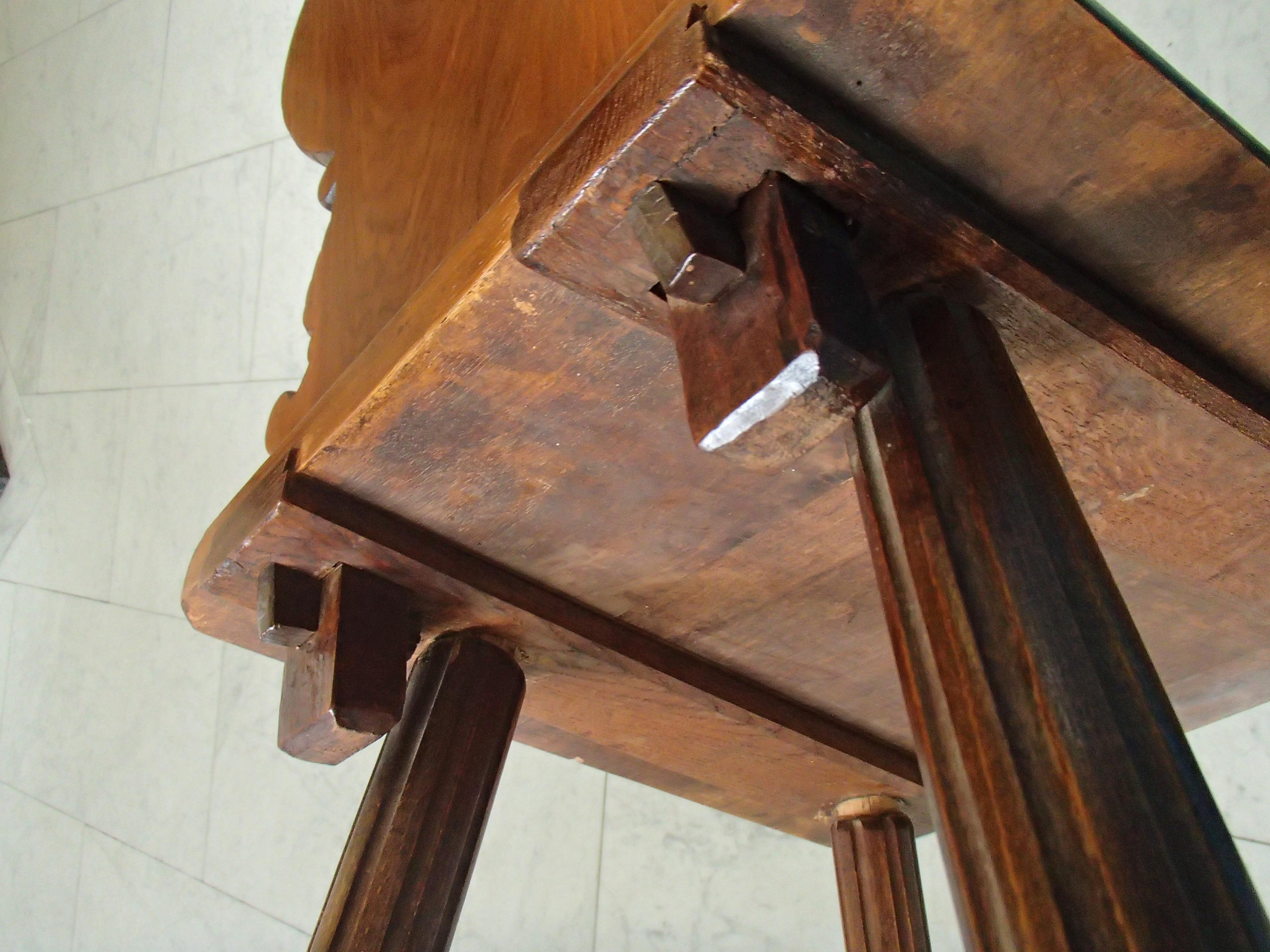 Brutalistischer Holzstuhl aus dem 18. Jahrhundert, geschnitzt mit fabelhafter Kreatur im Angebot 7