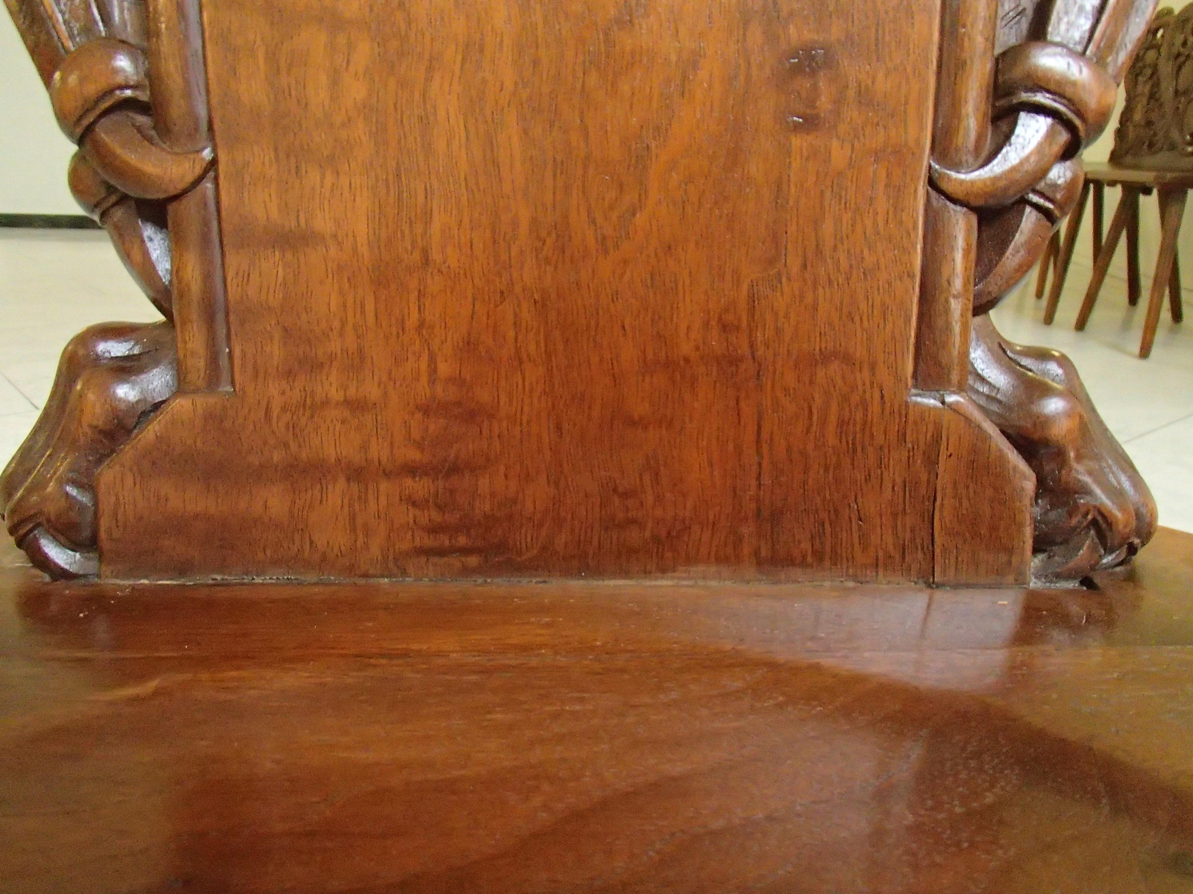 Brutalistischer Holzstuhl aus dem 18. Jahrhundert, geschnitzt mit fabelhafter Kreatur (Deutsch) im Angebot