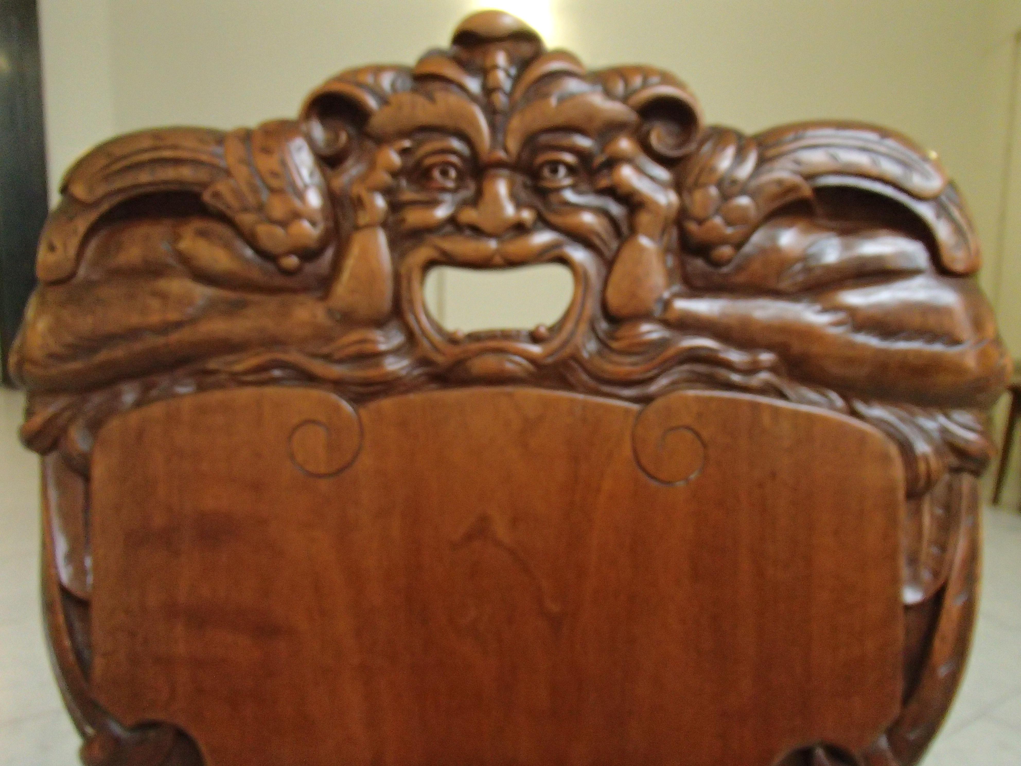 Brutalistischer Holzstuhl aus dem 18. Jahrhundert, geschnitzt mit fabelhafter Kreatur (Handgeschnitzt) im Angebot