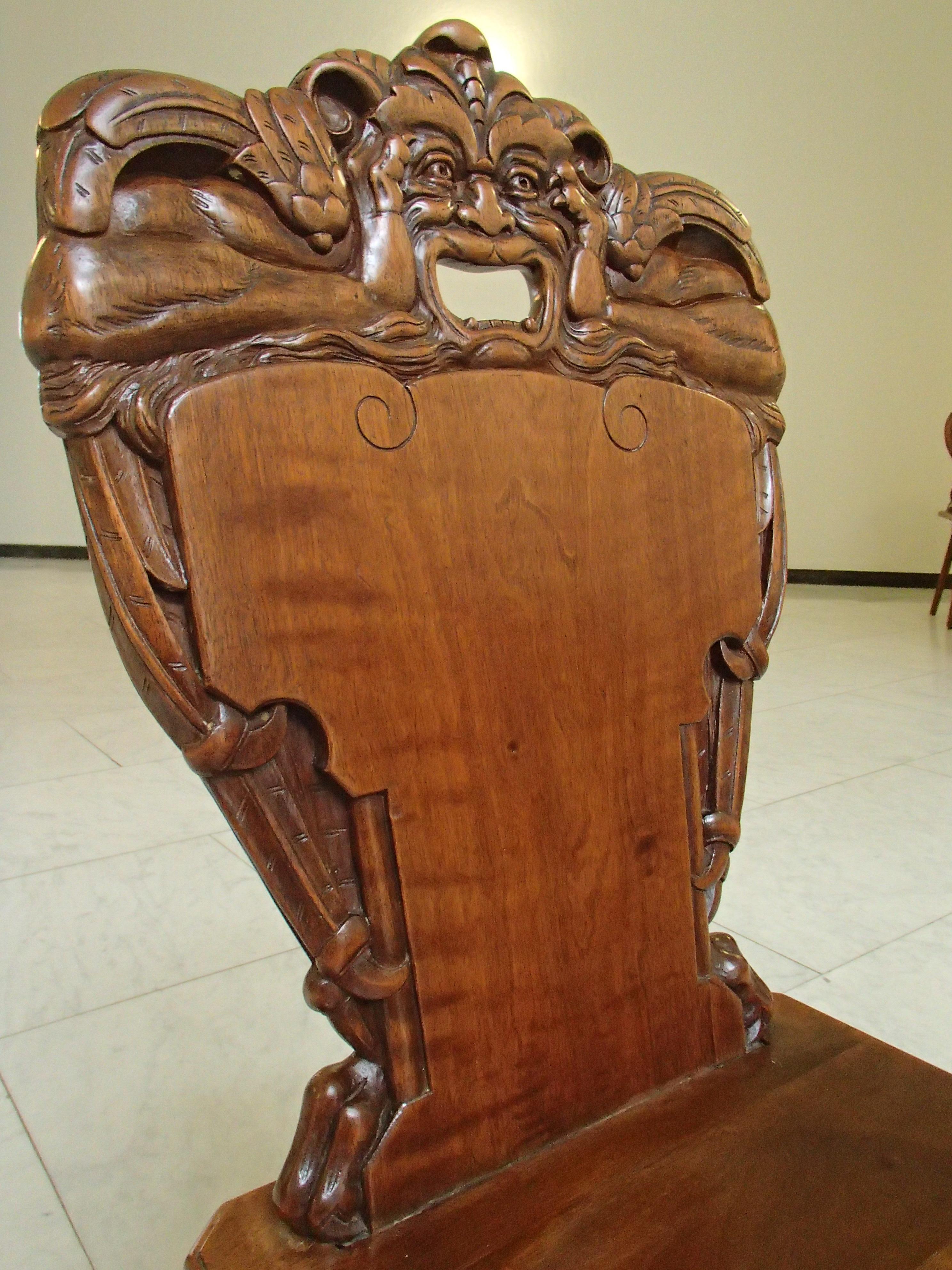 Brutalistischer Holzstuhl aus dem 18. Jahrhundert, geschnitzt mit fabelhafter Kreatur im Zustand „Gut“ im Angebot in Weiningen, CH