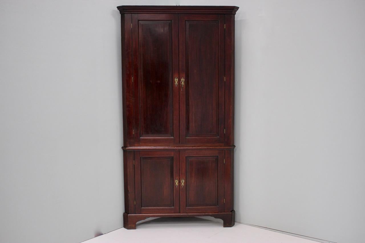 18th Century English Mahogany Corner Cupboard In Good Condition For Sale In Gloucestershire, GB