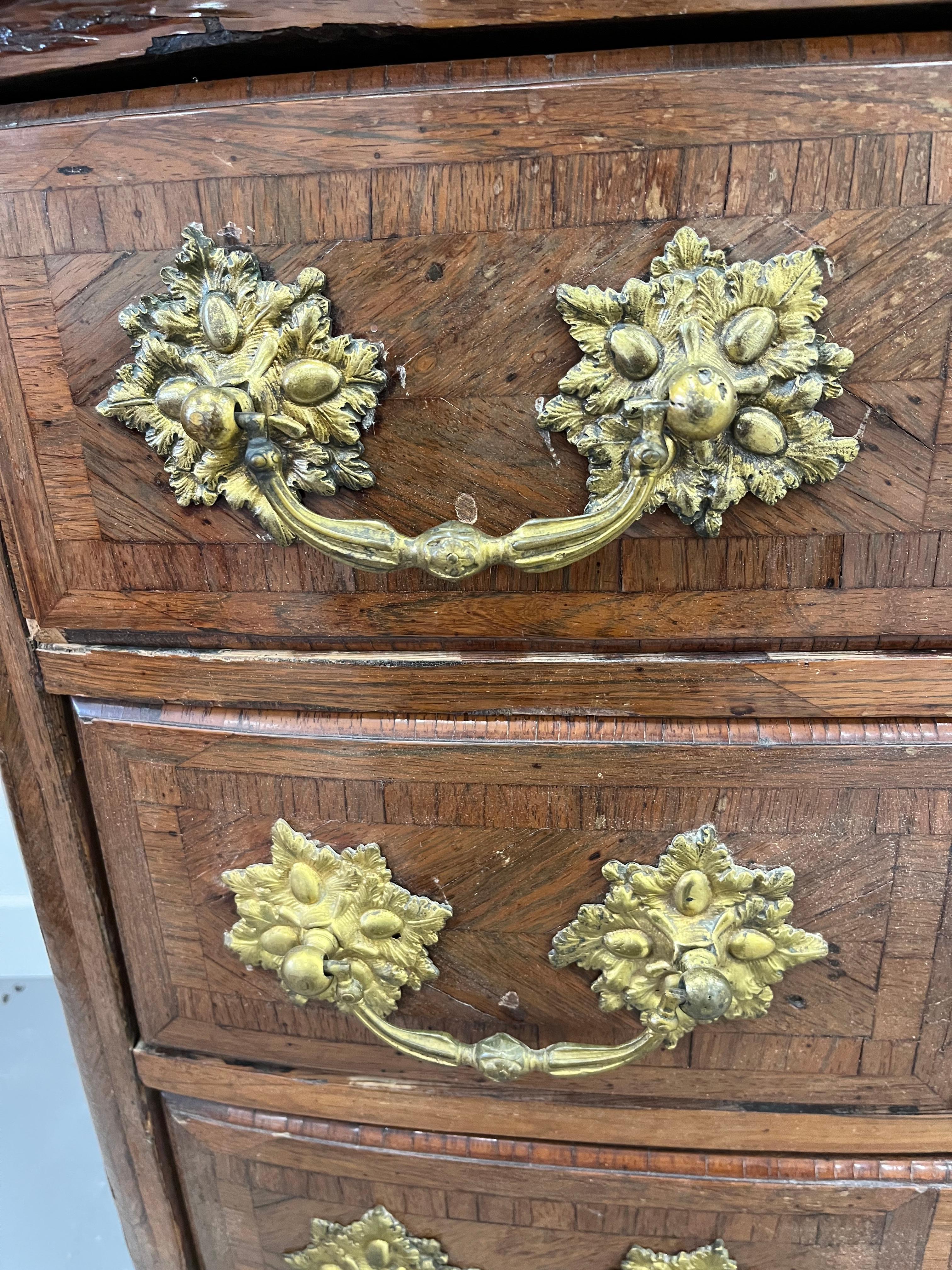 Luigi XIV Commode francese del 18° secolo L XIV con piano in marmo e impiallacciatura in legno esotico hardware originale in vendita