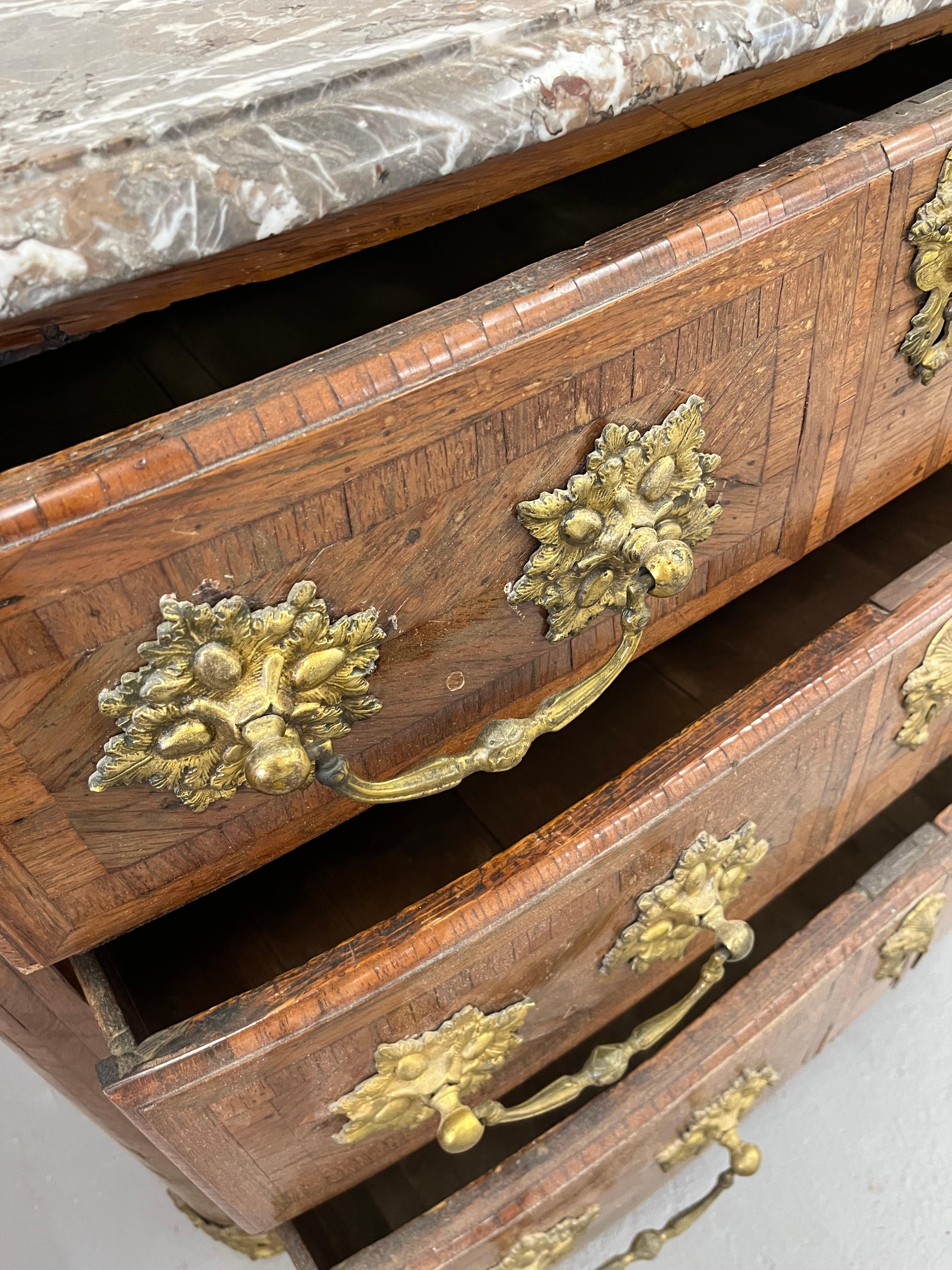 18. Jh. Französische Kommode L XIV Marmorplatte Exotisches Holzfurnier Original Hartwaren (18. Jahrhundert) im Angebot
