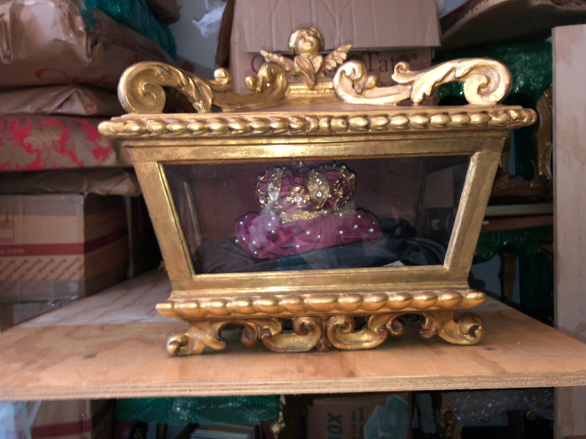 18th Century Louis XV Tabletop Vitrine, Giltwood Glass Cherub Topped Case For Sale 5