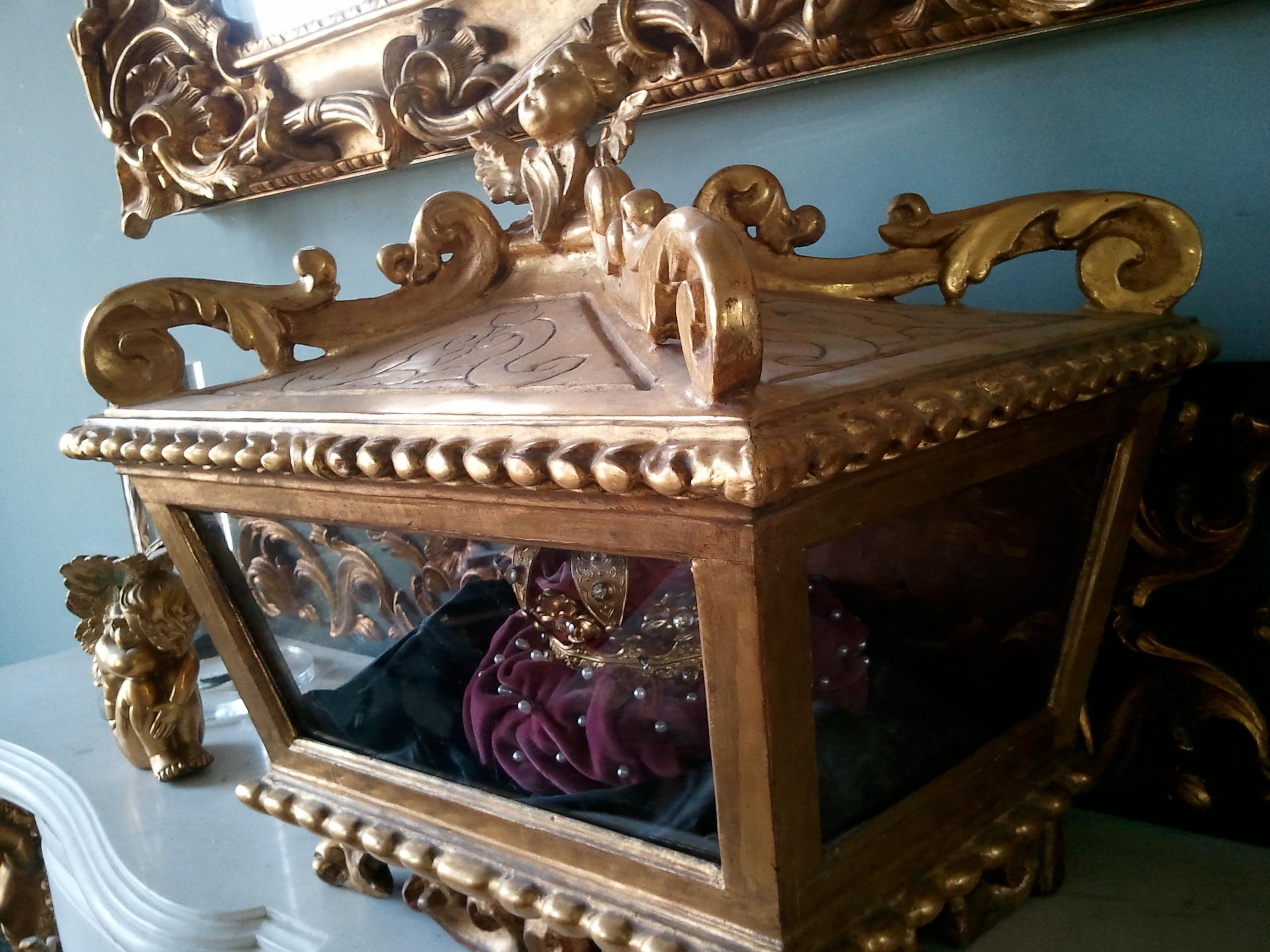 French 18th Century Louis XV Tabletop Vitrine, Giltwood Glass Cherub Topped Case For Sale