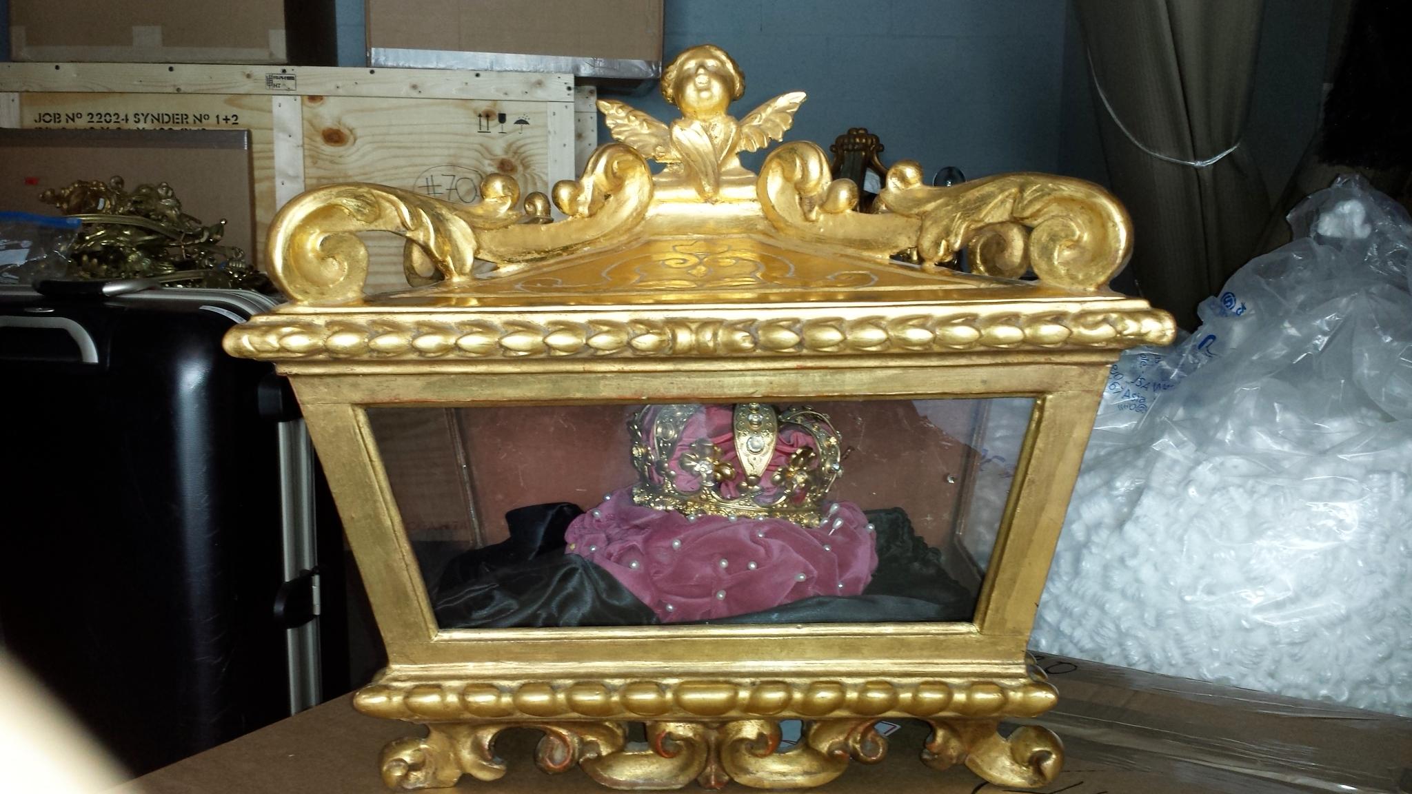 Wood 18th Century Louis XV Tabletop Vitrine, Giltwood Glass Cherub Topped Case For Sale