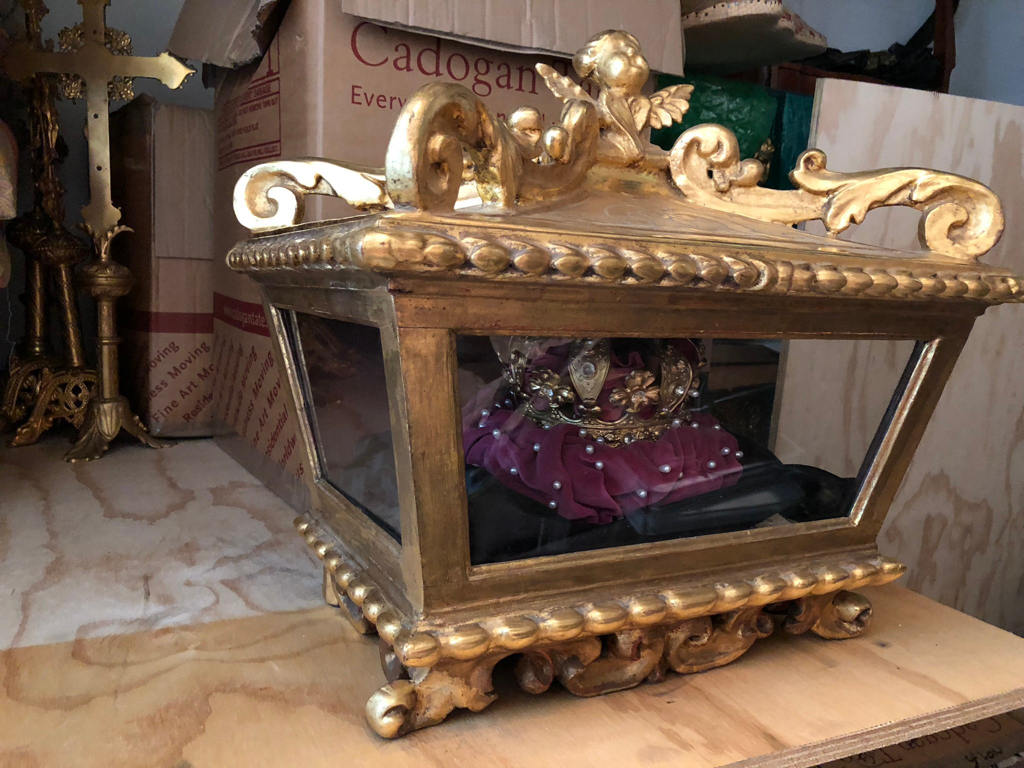 18th Century Louis XV Tabletop Vitrine, Giltwood Glass Cherub Topped Case For Sale 1