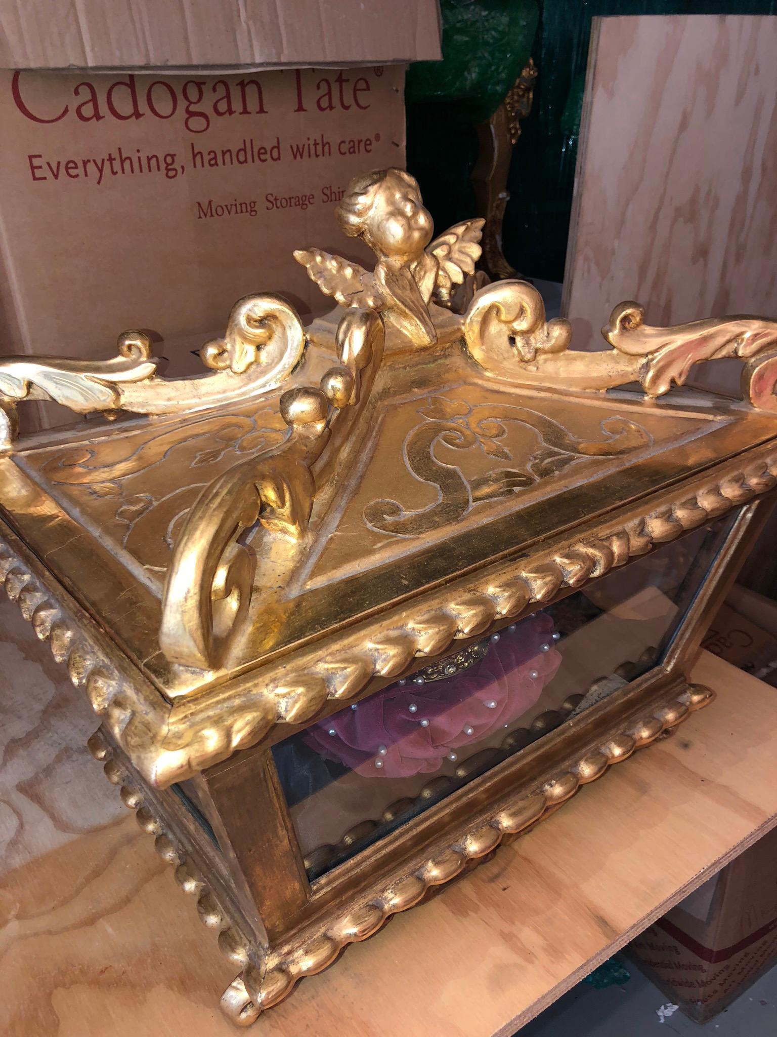 18th Century Louis XV Tabletop Vitrine, Giltwood Glass Cherub Topped Case For Sale 3