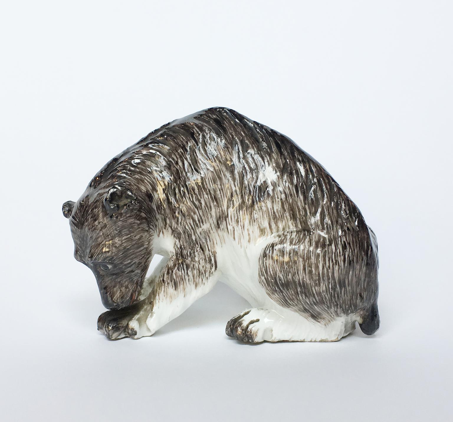 Hard porcelain bear modeled and painted in gray-brown and black
Manufacture of Meissen, by Johann Gottlieb Kirchner and Johan Joachim Kaendler, 1735
It measures 2.79 in x 3.81 in x 2.48 in (7.1 cm x 9.7 x 6.3 cm)
Weight: 0.465 lb (211 g)
State of