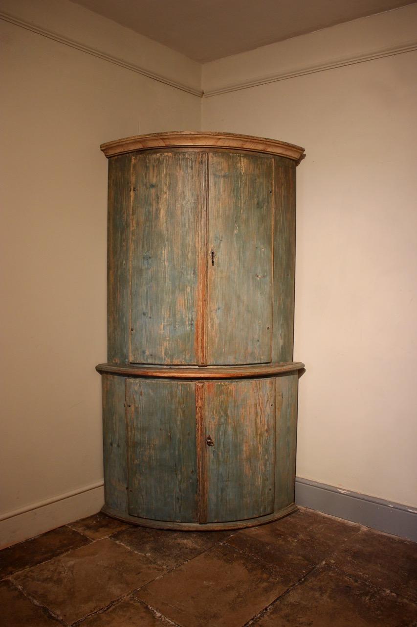 18th Century Swedish Painted Corner Cupboard in Original Paint For Sale 5