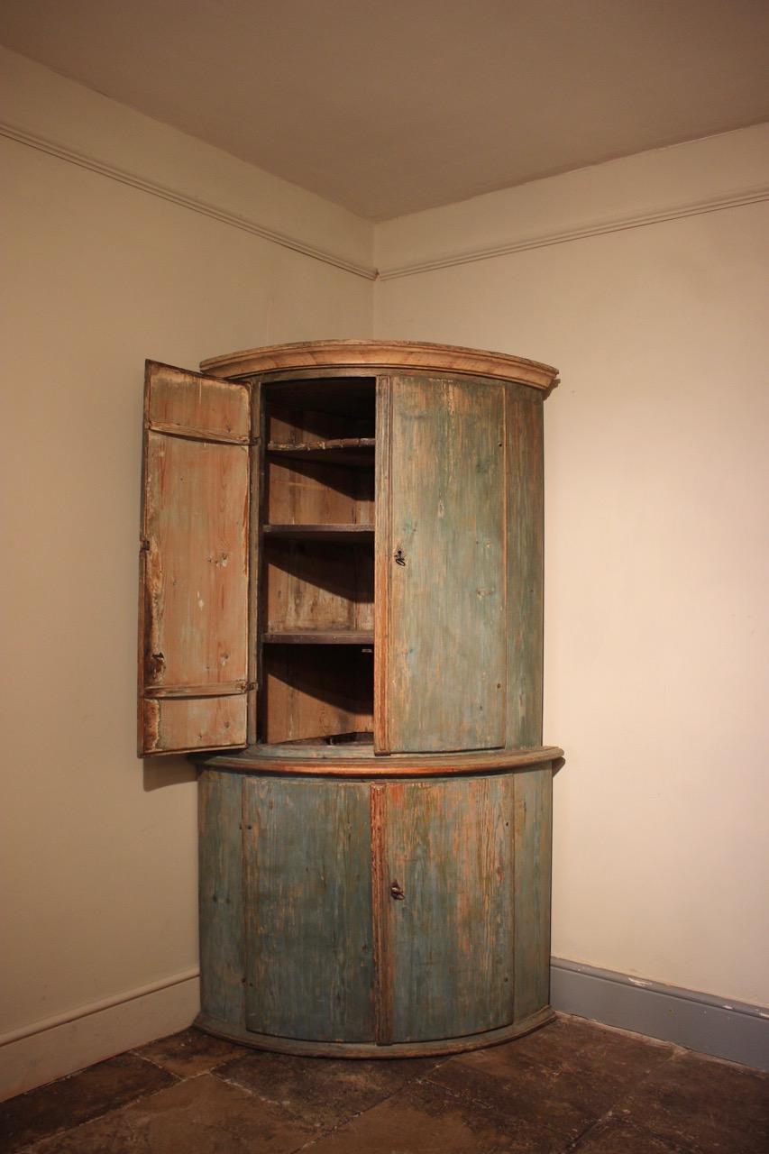 A very charming and retaining the original paint, 18th century Swedish painted corner cupboard, with a lovely color and proportions.
Sweden.