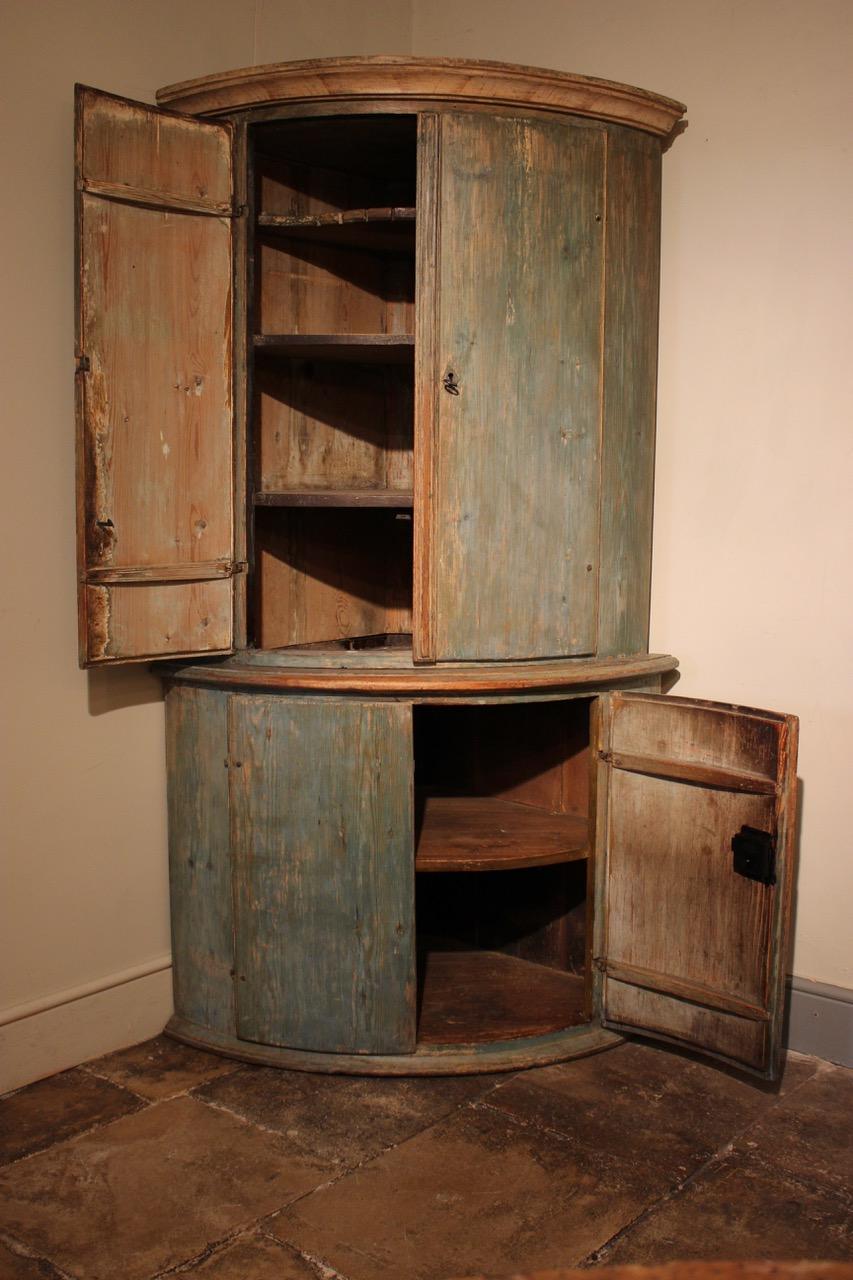 18th Century Swedish Painted Corner Cupboard in Original Paint In Good Condition For Sale In Gloucestershire, GB
