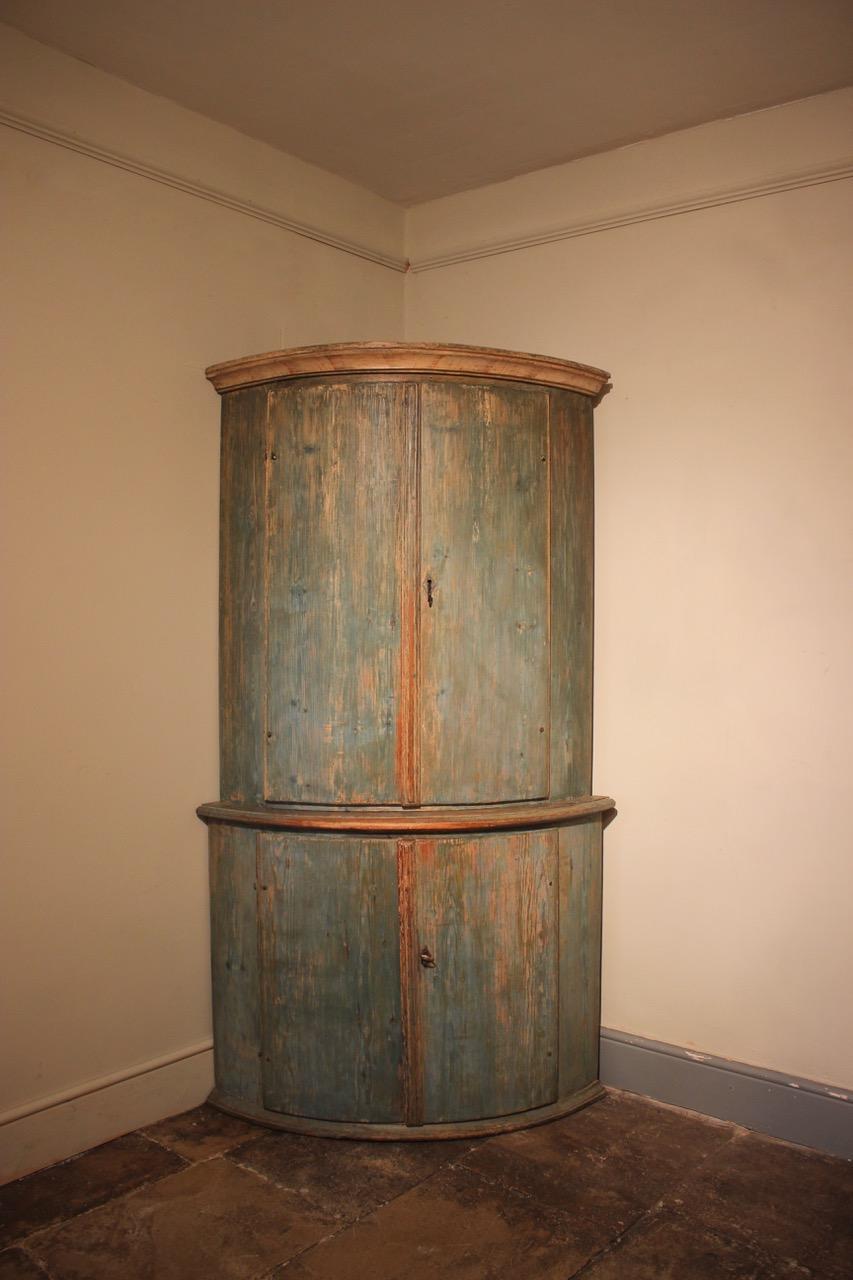 18th Century Swedish Painted Corner Cupboard in Original Paint For Sale 2