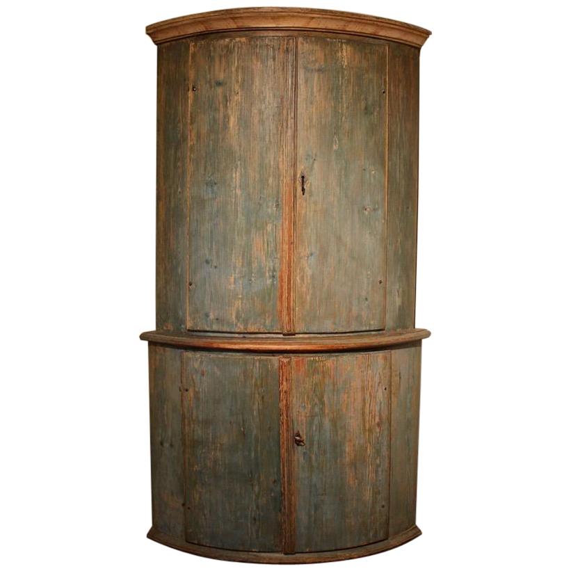 18th Century Swedish Painted Corner Cupboard in Original Paint For Sale