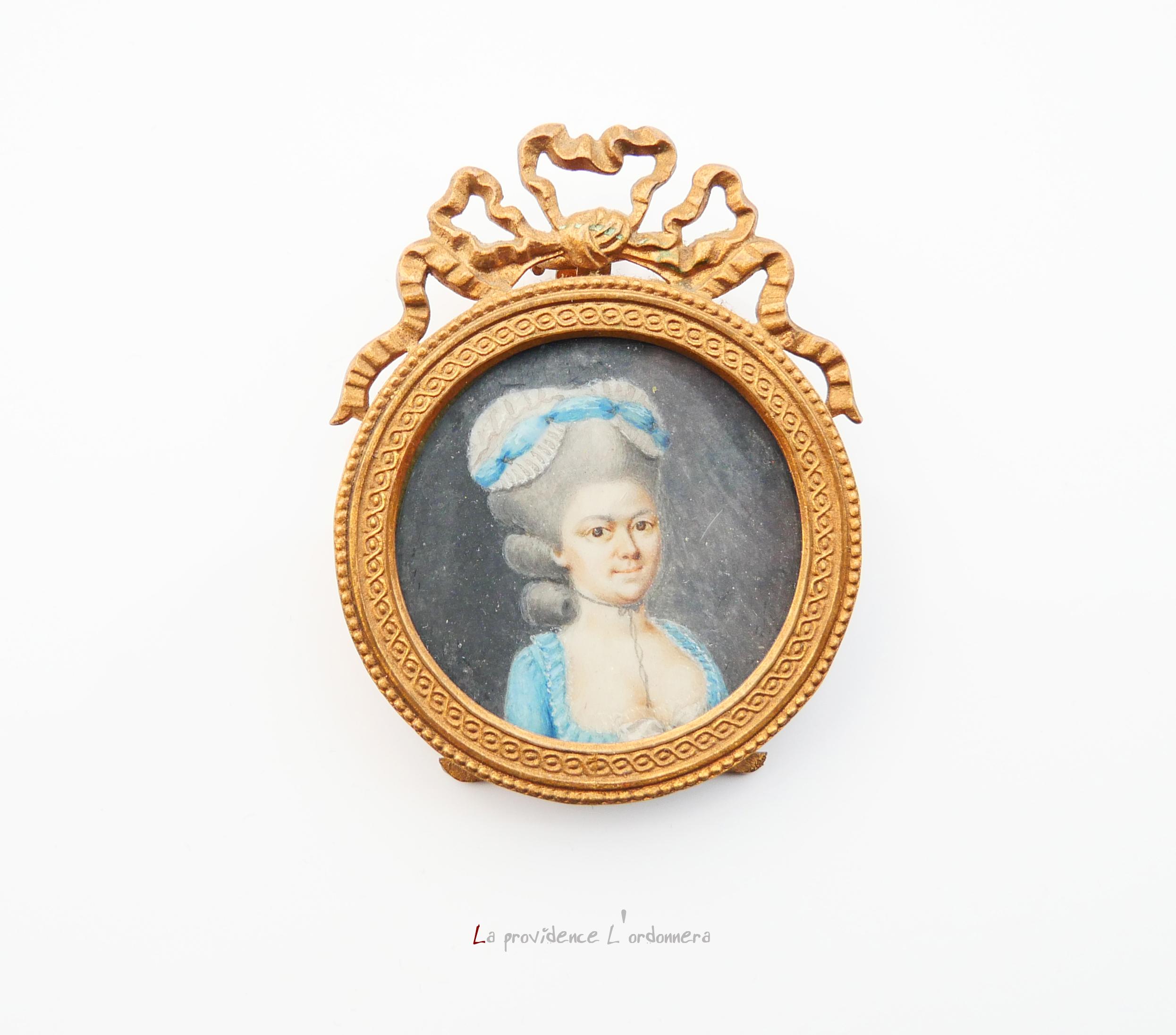 18th cent Woman in Blue Dress European Miniature Portrait Tempera Painting In Excellent Condition For Sale In Malmö, SE